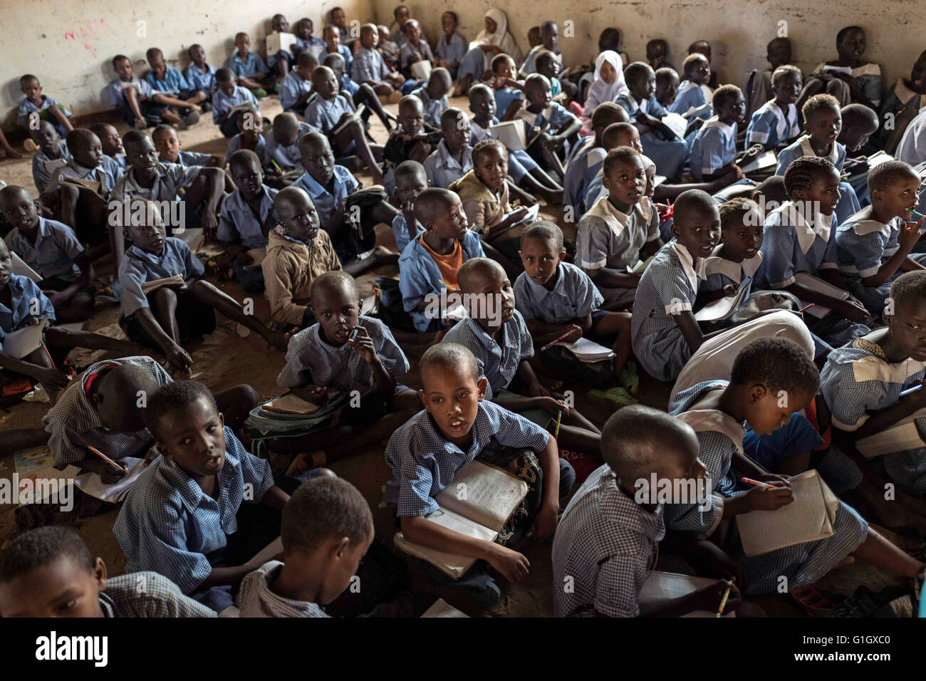 Kinder sitzen auf dem Boden an der Grundschule-Klasse in der Flüchtling Lager 1 in Kakuma in Kenia, 11. Mai 2016. Vier Lager mit Flüchtlingen aus Somalia, Süd-Sudan, Ruanda, Kongo und anderen ostafrikanischen Länder in der Krise in Kakuma vorhanden sind. Foto: DOMINIC NAHR/dpa Stockfoto