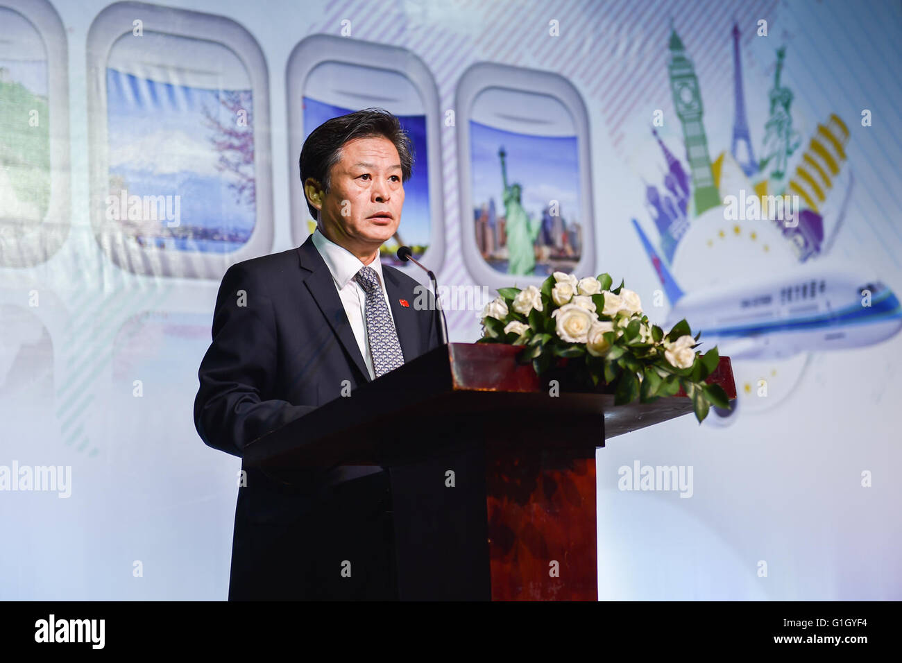 (160515)--HO-CHI-Minh-Stadt, 15. Mai 2016 (Xinhua)--Chen Dchai, chinesischen Generalkonsul in Ho-Chi-Minh-Stadt, hält eine Rede auf der Konferenz über die Einführung von Dienstleistungen und neuer Flugstrecken im Jahr 2016 auf die Gelegenheit, China Southern Airlines 24. Jahr läuft der Luftweg Guangzhou-Ho Chi Minh City in Ho-Chi-Minh-Stadt, Vietnam, Mai 14 , 2016. China Southern Airlines wird direkte hin-und Rückflüge zwischen der chinesischen Stadt Guangzhou und der vietnamesischen Tourismus Insel Phu Quoc ab dem 6. Juli laufen, und wieder den direkten Weg zwischen Guangzhou und der vietnamesischen Stadt Da Nang aus Stockfoto