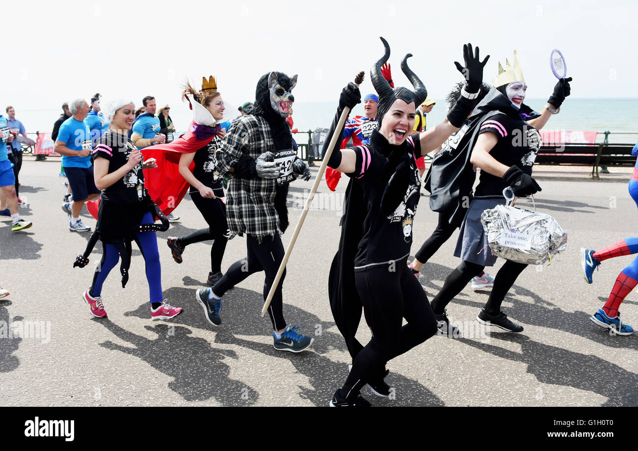 Hove Brighton UK 15. Mai 2016 - Hunderte von Läufern teilnehmen in der Helden gegen Schurken Save the Day-Charity-Lauf entlang Hove Strandpromenade heute Geldbeschaffung für Pass es auf Afrika Kredit: Simon Dack/Alamy Live News Stockfoto