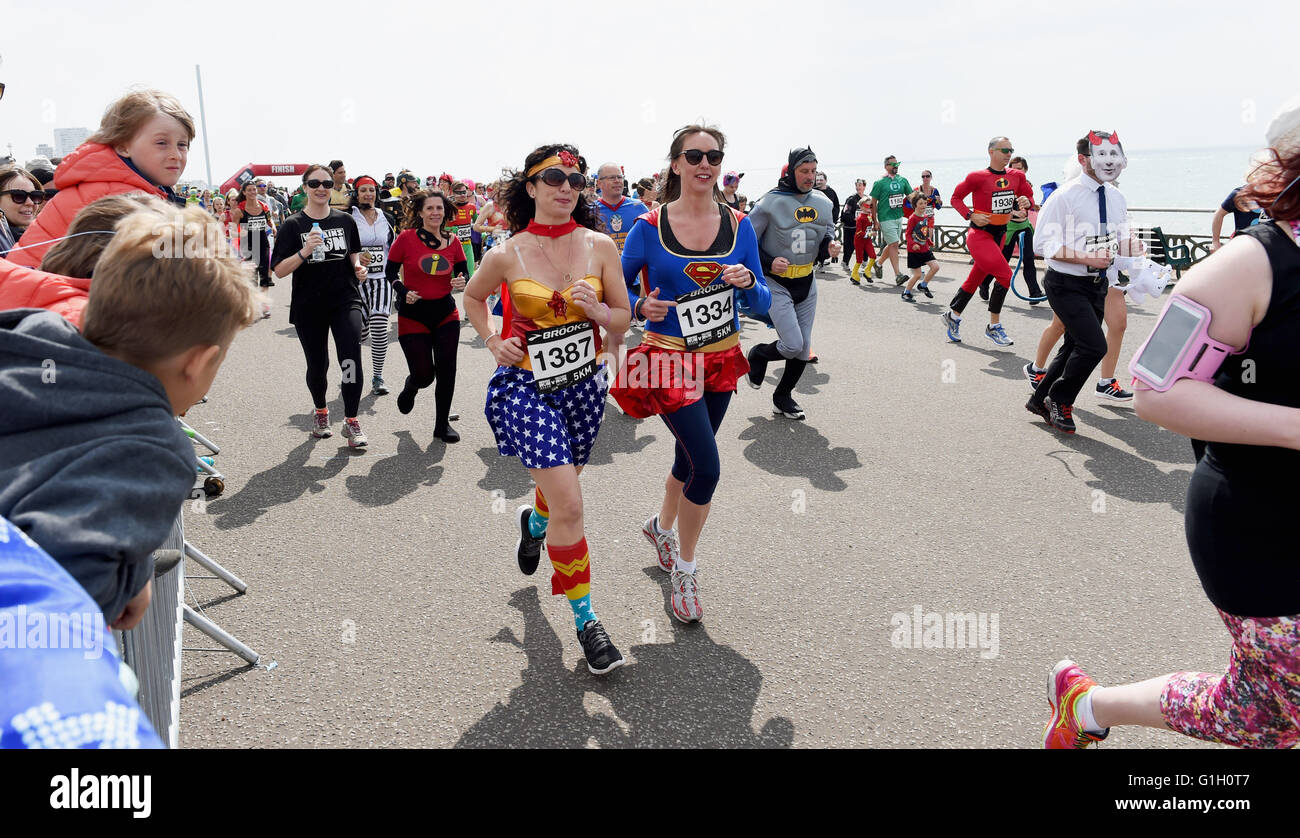 Hove Brighton UK 15. Mai 2016 - Hunderte von Läufern teilnehmen in der Helden gegen Schurken Save the Day-Charity-Lauf entlang Hove Strandpromenade heute Geldbeschaffung für Pass es auf Afrika Kredit: Simon Dack/Alamy Live News Stockfoto