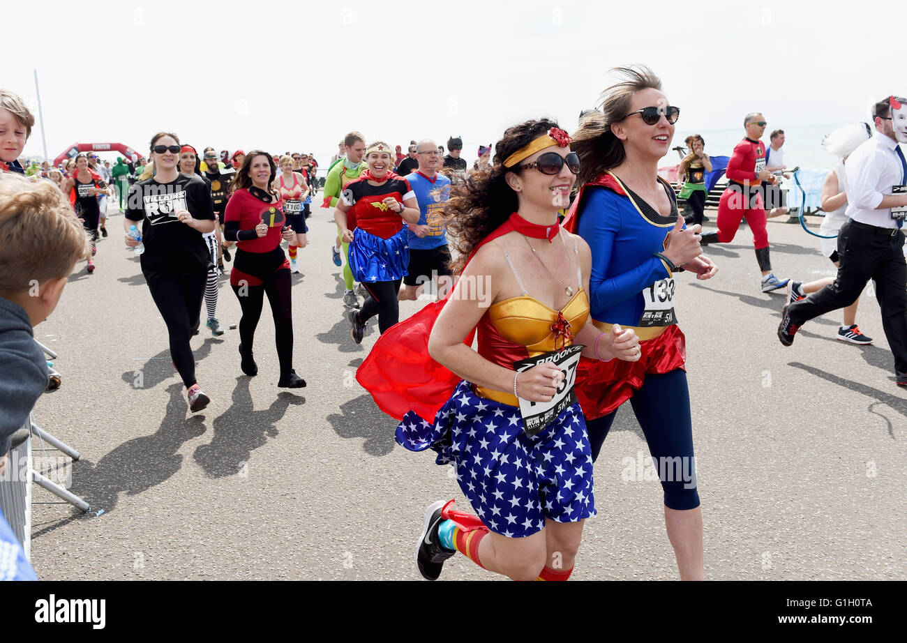 Hove Brighton UK 15. Mai 2016 - Hunderte von Läufern teilnehmen in der Helden gegen Schurken Save the Day-Charity-Lauf entlang Hove Strandpromenade heute Geldbeschaffung für Pass es auf Afrika Kredit: Simon Dack/Alamy Live News Stockfoto