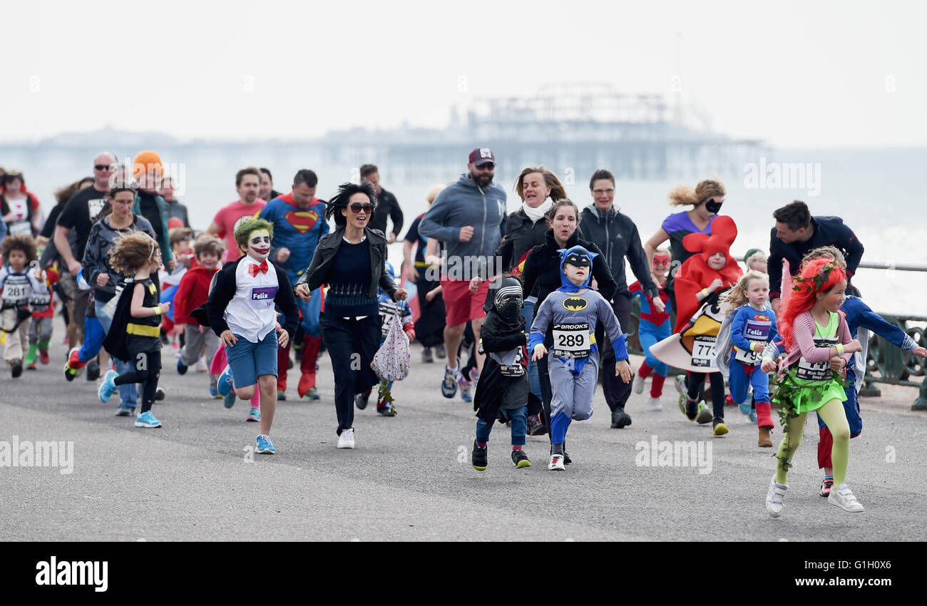 Hove Brighton UK 15. Mai 2016 - Hunderte von Läufern, darunter auch Kinder nehmen Teil in der Helden gegen Schurken Save the Day-Charity-Lauf entlang Hove Strandpromenade heute Geldbeschaffung für Pass es auf Afrika Kredit: Simon Dack/Alamy Live News Stockfoto