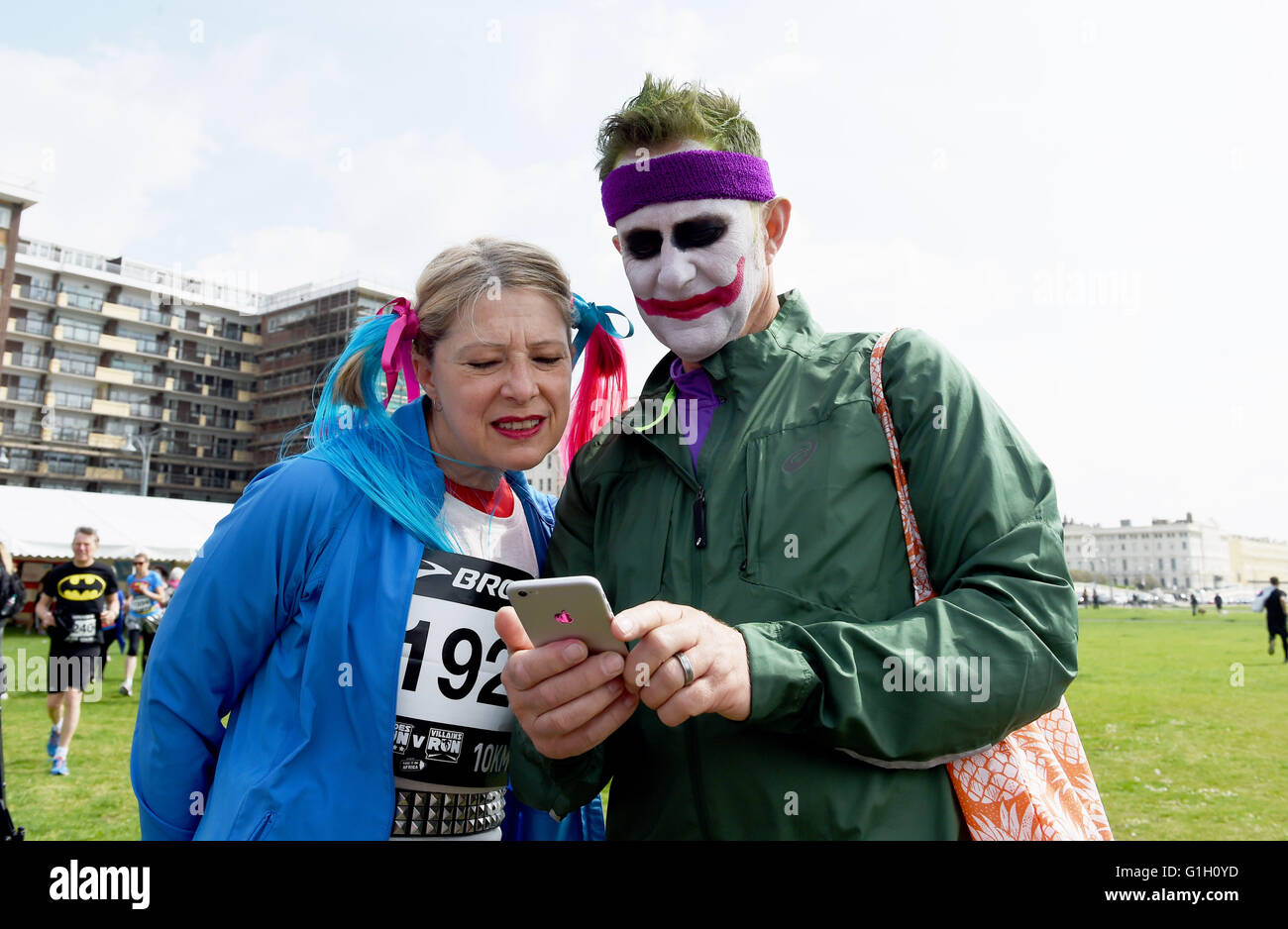 Hove Brighton UK 15. Mai 2016 - Hunderte von Läufern teilnehmen in der Helden gegen Schurken Save the Day-Charity-Lauf entlang Hove Strandpromenade heute Geldbeschaffung für Pass es auf Afrika Kredit: Simon Dack/Alamy Live News Stockfoto