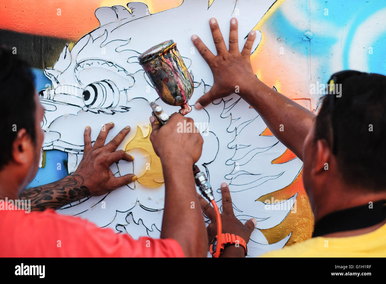 Nakhon Sawan. 15. Mai 2016. Straßenkünstler verwenden eine Schablone ihre Graffiti-arbeiten außerhalb einer lokalen Kläranlage in der Stadt von Nakhon Sawan in Zentral-Thailand, am 15. Mai 2016 abgeschlossen. Über sechzig Straßenkünstlern aus ganz Thailand wurden auf dem "Nakhon Sawan Street Art Projekt" von der Stadtverwaltung vom 13 Mai bis 15 eingeladen. Innerhalb von drei Tagen die Künstler Turing die leere Außenwände des lokalen Kläranlage in eine Graffiti-Galerie gelungen, die etwa vierhundert Meter erstreckt. © Li Mangmang/Xinhua/Alamy Live-Nachrichten Stockfoto