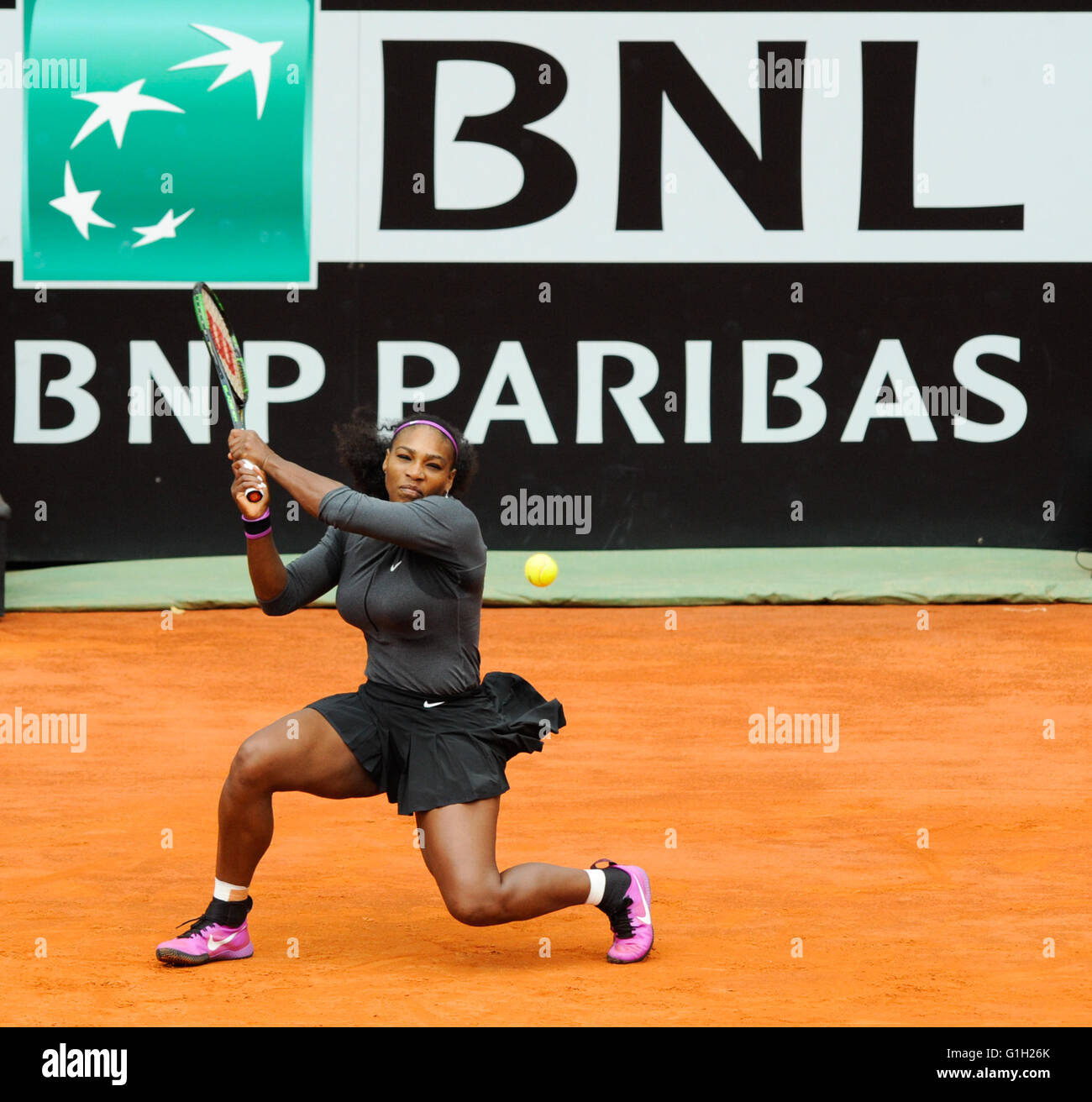 Foro Italico, Rom, Italien. 15. Mai 2016. Finaltag beim BNL in Rom Masters-Tennisturnier. Serena Williams (USA) im Vergleich zu Madison Keys (USA) in der Damen-Einzel-Finale. Serena Williams kehrt dienen © Action Plus Sport/Alamy Live News Stockfoto