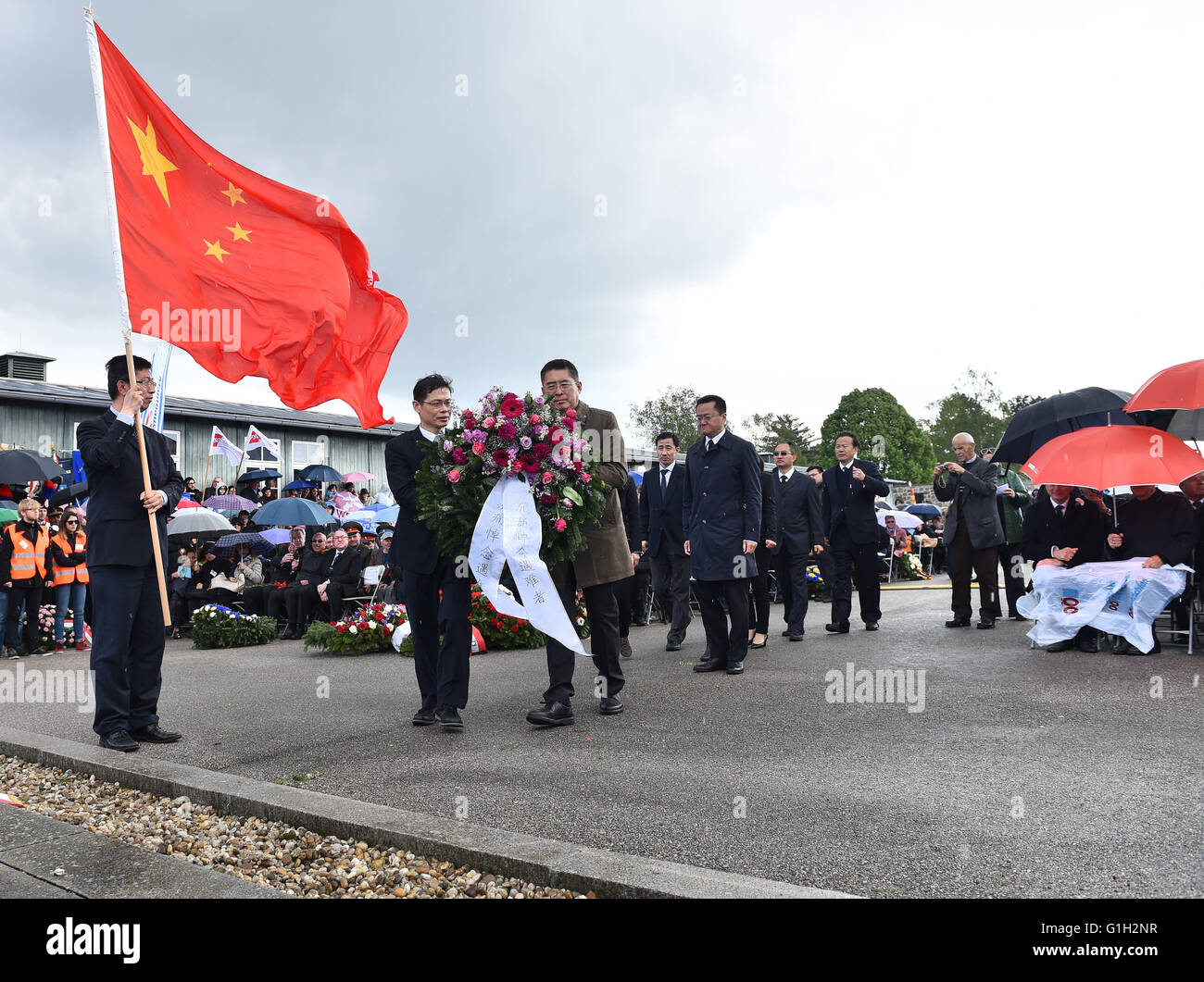 Wien, Österreich. 15. Mai 2016. Vertreter der chinesischen Botschaft zollen Tribut getöteten im Rahmen einer Feierstunde zum 71. Jahrestag der Befreiung des KZ Mauthausen in dem Land Oberösterreich, Österreich, 15. Mai 2016. Mehr als 6.000 Menschen versammelten sich zum 71. Jahrestag der Befreiung des Konzentrationslagers Mauthausen am Sonntag. © Qian Yi/Xinhua/Alamy Live-Nachrichten Stockfoto