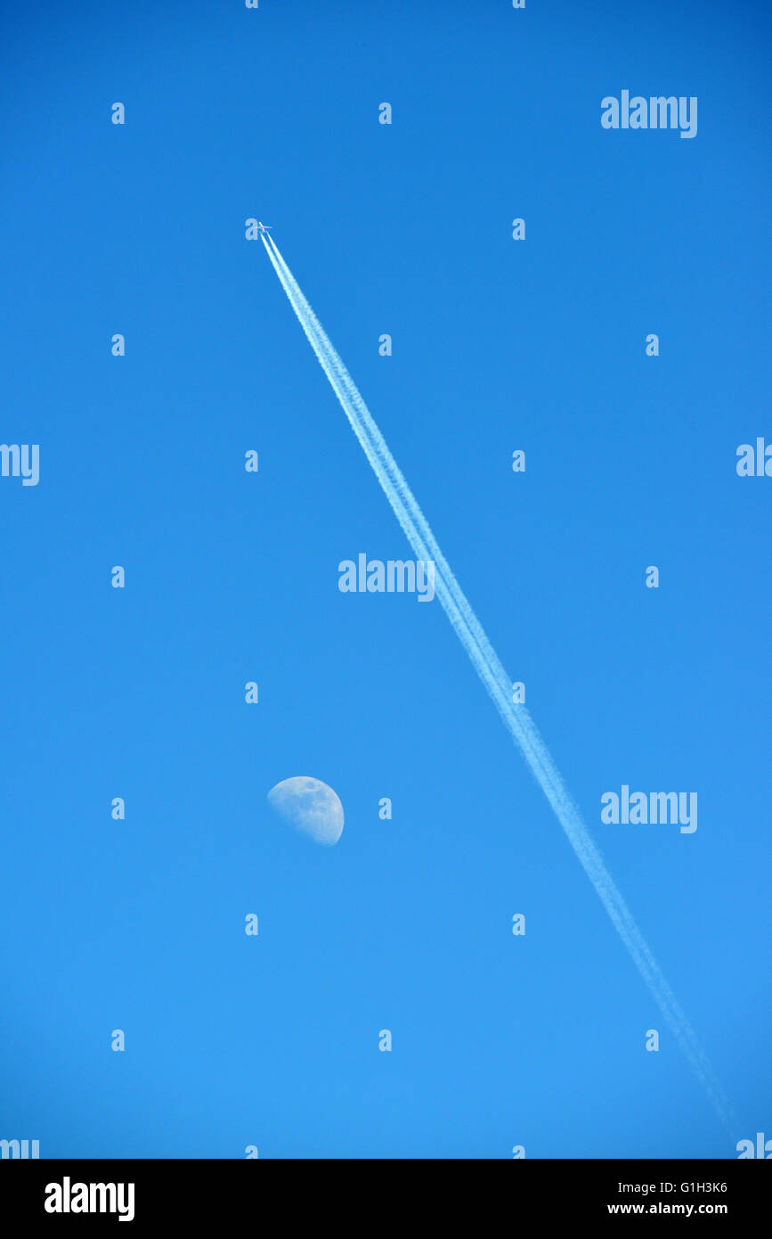 Aberystwyth, Wales, UK. 15. Mai 2016. UK-Wetter - hinterlässt ein Twin engined Verkehrsflugzeug eine Spur hinter dem Mond über den strahlend blauen Himmel über Wales als das helle kühlere Wetter weiter - Aberystwyth, Wales, UK. Bildnachweis: John Gilbey/Alamy Live-Nachrichten Stockfoto