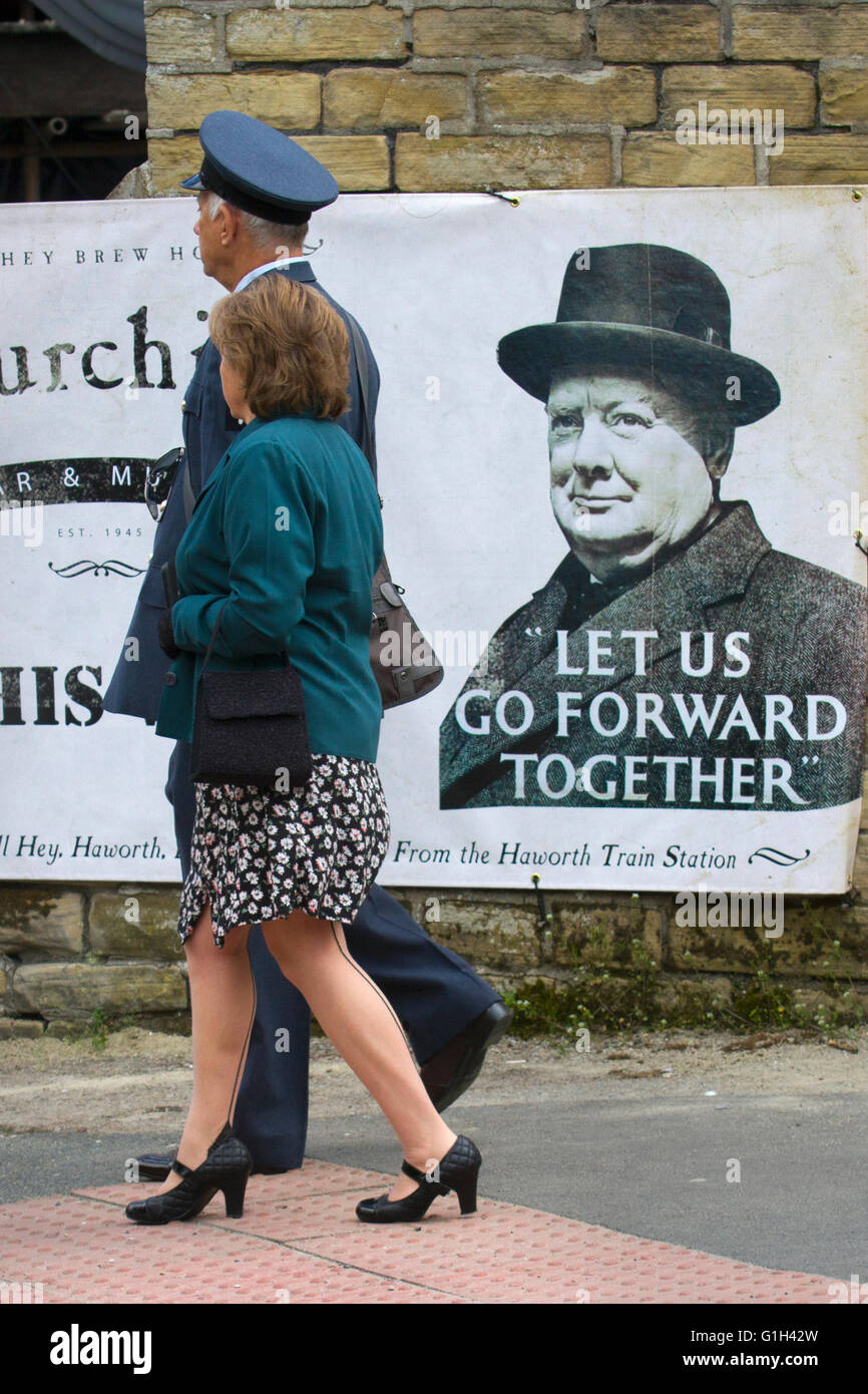 1940 WW2, im Zweiten Weltkrieg. Weltkrieg zwei. Kriegszeit Plakat in Haworth, North Yorkshire, UK. Werbung 1940 Churchill Zitat in Keighley & Worth Krieg Wochenende Zeit. Haworth Dorf wird lebendig, wenn die 40er bis zu den Wert Tal kommt. Tausende von Menschen drängen sich das Dorf, viele in '40 s zivile und Kräfte Kleid britishness zu feiern und den Sieg der Alliierten über die Achse. Die Haworth 1940 s Wochenende verfügt über eine Sammlung von Oldtimer, Classic, und militärische Fahrzeuge der Periode und Gruppen der 1940er Jahre begeisterte zur Neuerstellung der Großbritannien der 40er Jahre gewidmet. Stockfoto