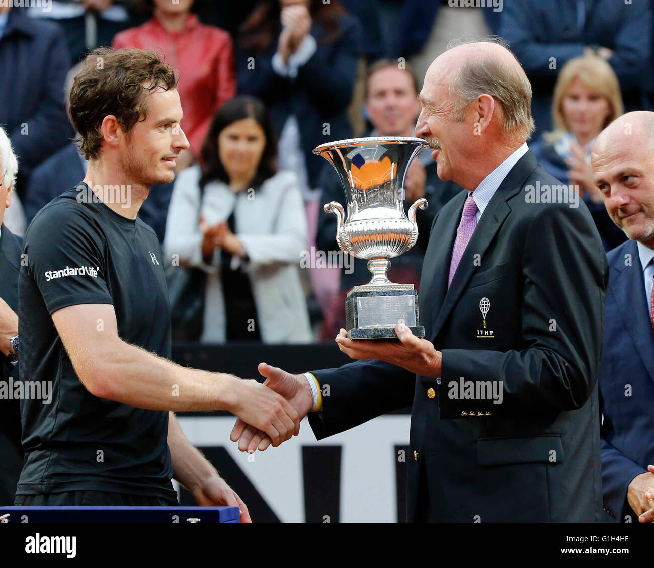 Rom, Italien. 15. Mai 2016. Die Tennis-Legende Stan Smith Lieferung die Trophäe ein Andy Murray aus Großbritannien gewinnt das Finale der Italian Open Tennisturnier BNL2016 gegen Novak Djokovic Serbien auf dem Foro Italico in Rom, Italien, 15. Mai 2016 Credit: Agnfoto/Alamy Live-Nachrichten Stockfoto