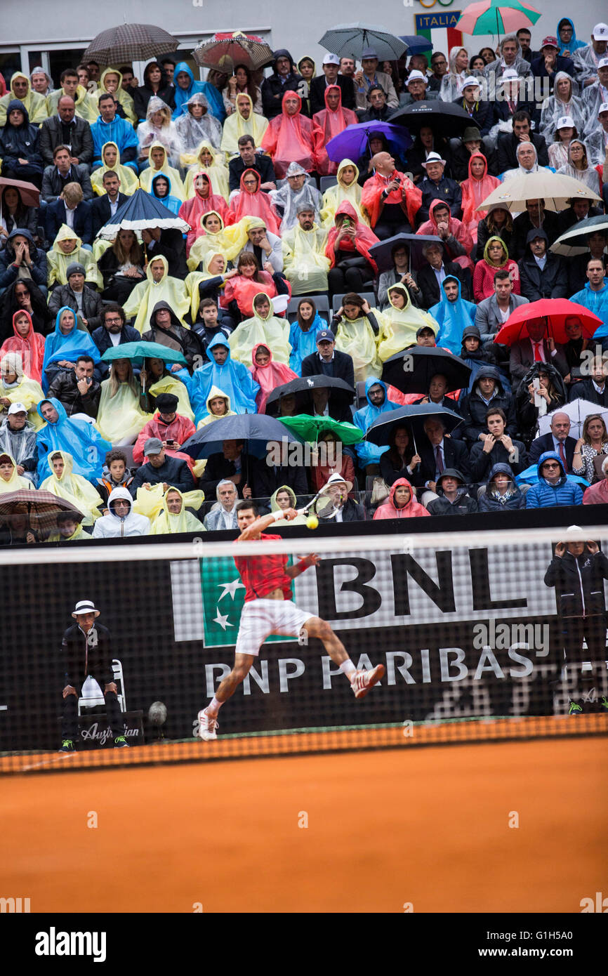 Masse tragen Regenschirme und tragen Ponchos während einer Dusche in der BNL Rom internationalen Finale zwischen Novak Djokovic und Andy Murray Stockfoto