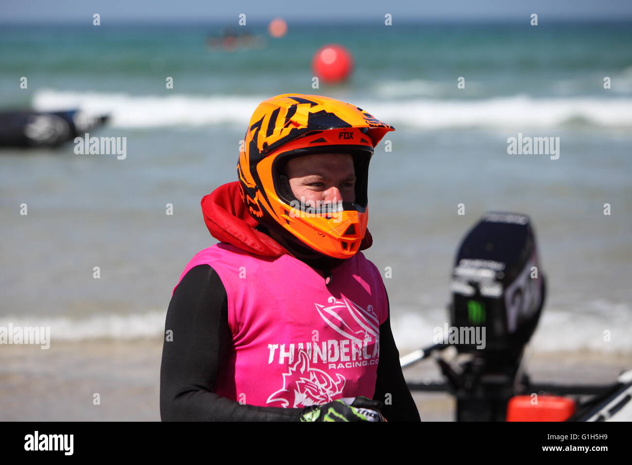 Newquay, Cornwall, UK. 15. Mai 2016. Die 2016 ThunderCat Racing Championship findet am Fistral Beach.  20 4m lange aufblasbare Boote teilnehmen im Rennen jeweils mit Fahrer und Copilot mit 50 PS Motoren ausgerüstet. Bildnachweis: Nicholas Burningham/Alamy Live-Nachrichten Stockfoto