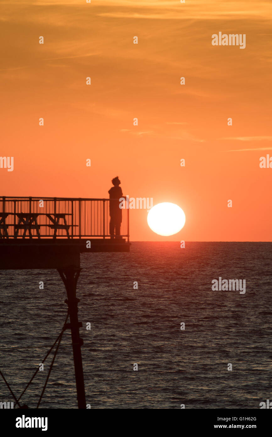 Aberystwyth, Wales UK Ceredigion, Sonntag, 15. Mai 2016 UK Wetter: einen spektakulären Sonnenuntergang über die Silhouette Zahlen von Menschen auf dem Pier in Aberystwyth an der Cardigan Bay Küste von Wales.   Das Wetter war hell, aber Kühler Vortagen, und die Prognose ist für verunsichert, windig und nass Wetter in aus dem Westen bis zur Mitte der Woche Foto Kredit zu verbreiten: Keith Morris / Alamy Live News Stockfoto