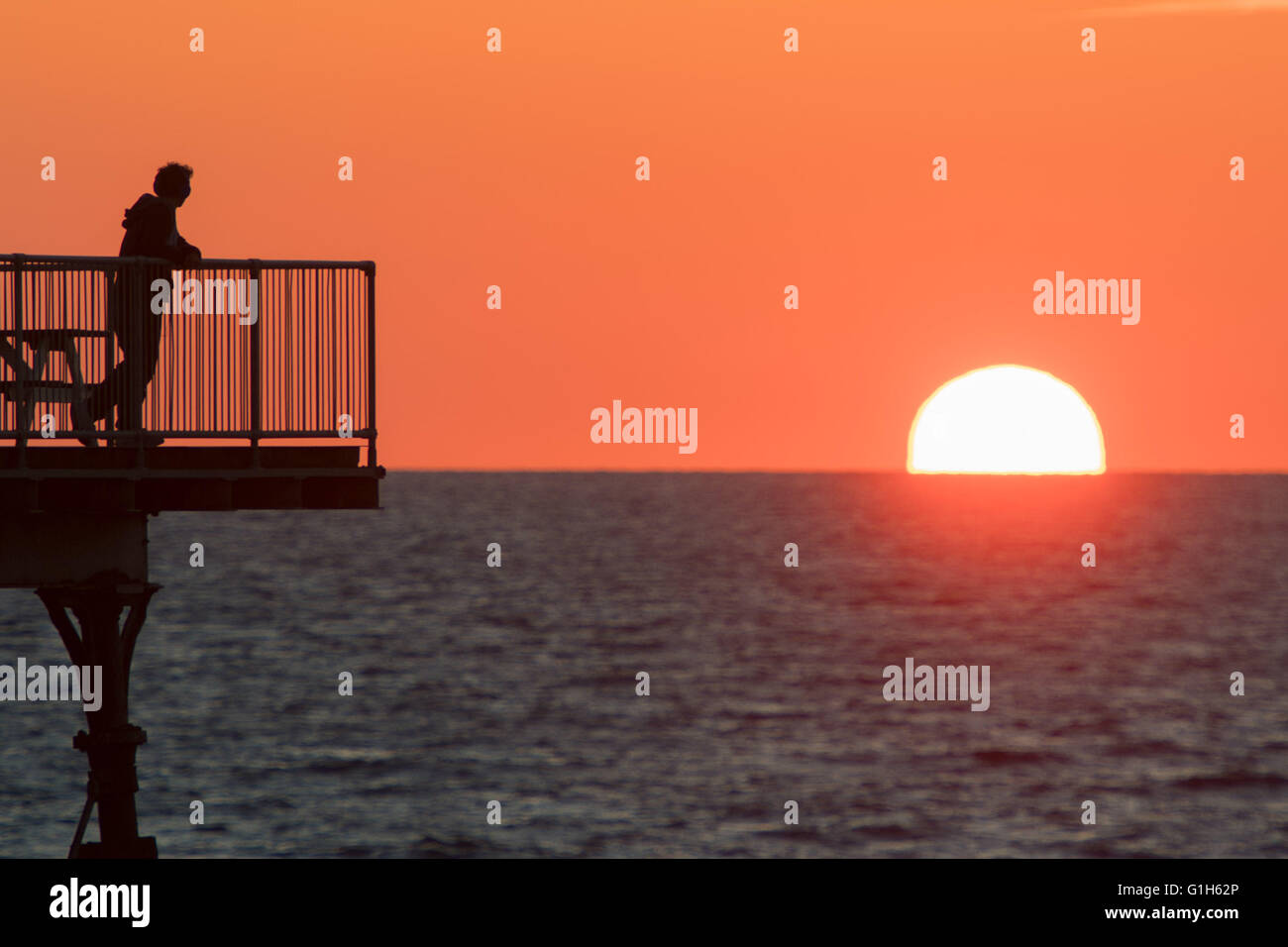 Aberystwyth, Wales UK Ceredigion, Sonntag, 15. Mai 2016 UK Wetter: einen spektakulären Sonnenuntergang über die Silhouette Zahlen von Menschen auf dem Pier in Aberystwyth an der Cardigan Bay Küste von Wales.   Das Wetter war hell, aber Kühler Vortagen, und die Prognose ist für verunsichert, windig und nass Wetter in aus dem Westen bis zur Mitte der Woche Foto Kredit zu verbreiten: Keith Morris / Alamy Live News Stockfoto