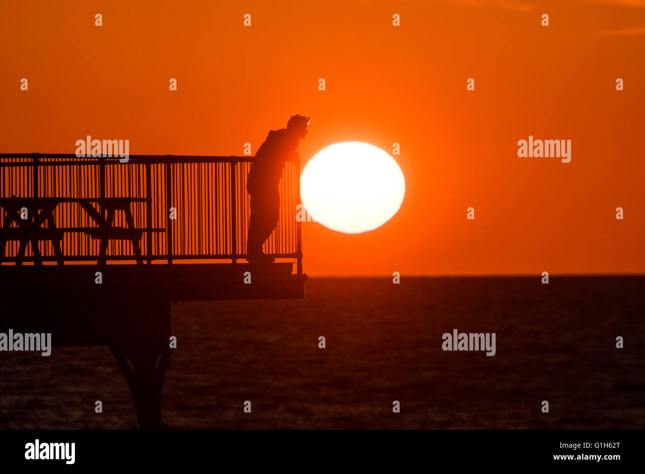 Aberystwyth, Wales UK Ceredigion, Sonntag, 15. Mai 2016 UK Wetter: einen spektakulären Sonnenuntergang über die Silhouette Zahlen von Menschen auf dem Pier in Aberystwyth an der Cardigan Bay Küste von Wales.   Das Wetter war hell, aber Kühler Vortagen, und die Prognose ist für verunsichert, windig und nass Wetter in aus dem Westen bis zur Mitte der Woche Foto Kredit zu verbreiten: Keith Morris / Alamy Live News Stockfoto