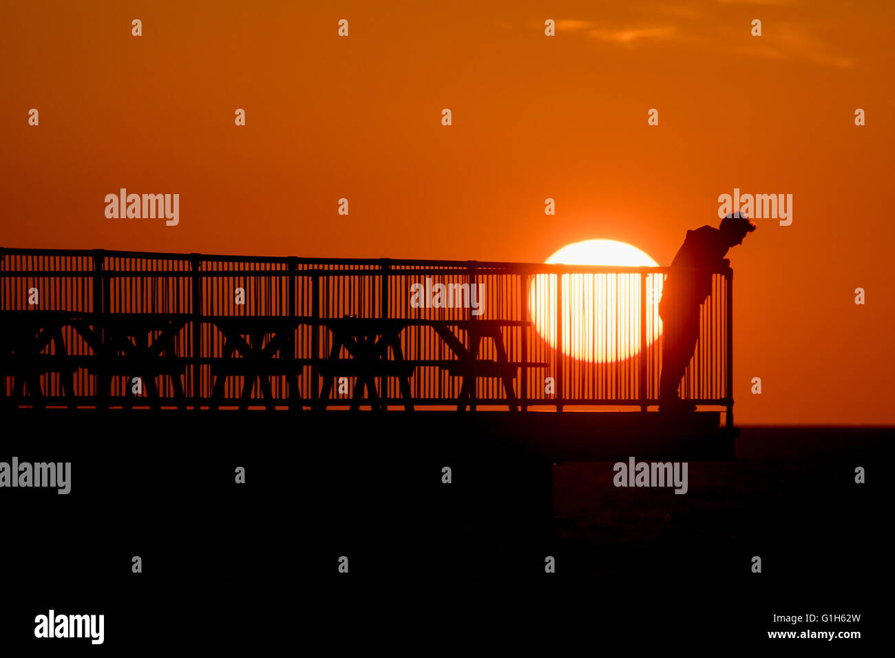 Aberystwyth, Wales UK Ceredigion, Sonntag, 15. Mai 2016 UK Wetter: einen spektakulären Sonnenuntergang über die Silhouette Zahlen von Menschen auf dem Pier in Aberystwyth an der Cardigan Bay Küste von Wales.   Das Wetter war hell, aber Kühler Vortagen, und die Prognose ist für verunsichert, windig und nass Wetter in aus dem Westen bis zur Mitte der Woche Foto Kredit zu verbreiten: Keith Morris / Alamy Live News Stockfoto