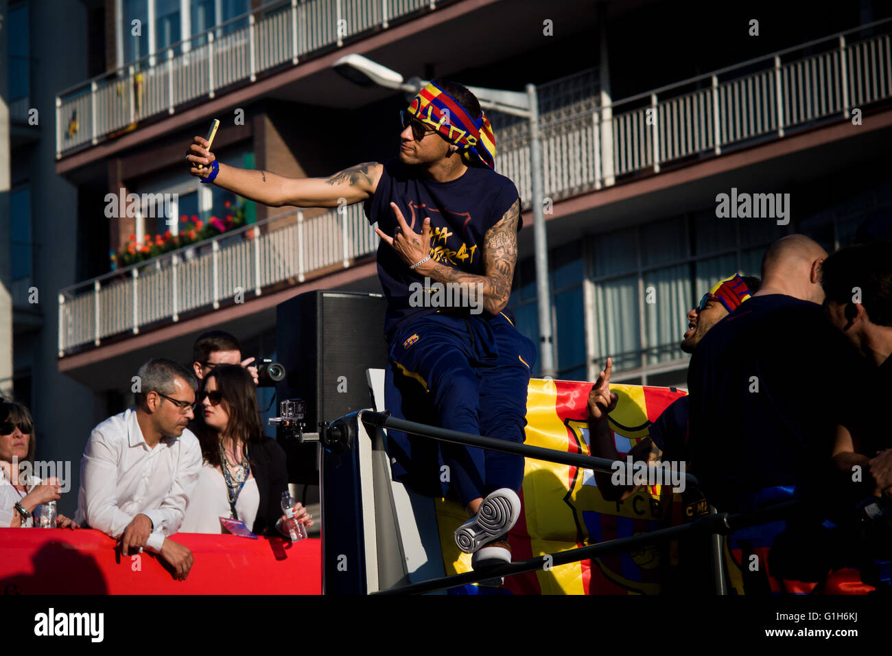 Barcelona, Spanien. 15. Mai 2016. FC Barcelona Spieler Neymar nimmt ein Selbstporträt von oben auf einem offenen Bus durch die Straßen von Barcelona.  FC Barcelona Spieler haben gefeiert, der spanischen La Liga 2015/16 mit einer Parade durch die Straßen von Barcelona zu gewinnen. Bildnachweis: Jordi Boixareu/Alamy Live-Nachrichten Stockfoto
