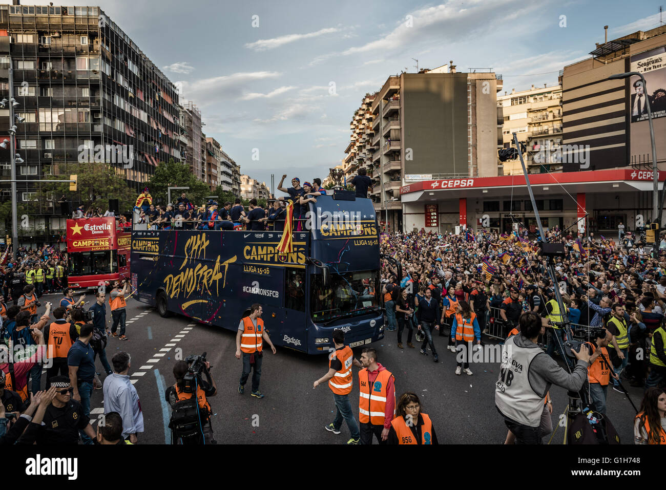 Barcelona, Katalonien, Spanien. 15. Mai 2016. Tausende von "Culés" füllen die Straßen um den FC Barcelona open Top Bus Siegesparade folgen nach dem Gewinn der 24. spanischen Fußball-Meisterschaft in der Vereinsgeschichte Credit: Matthias Oesterle/ZUMA Draht/Alamy Live News Stockfoto