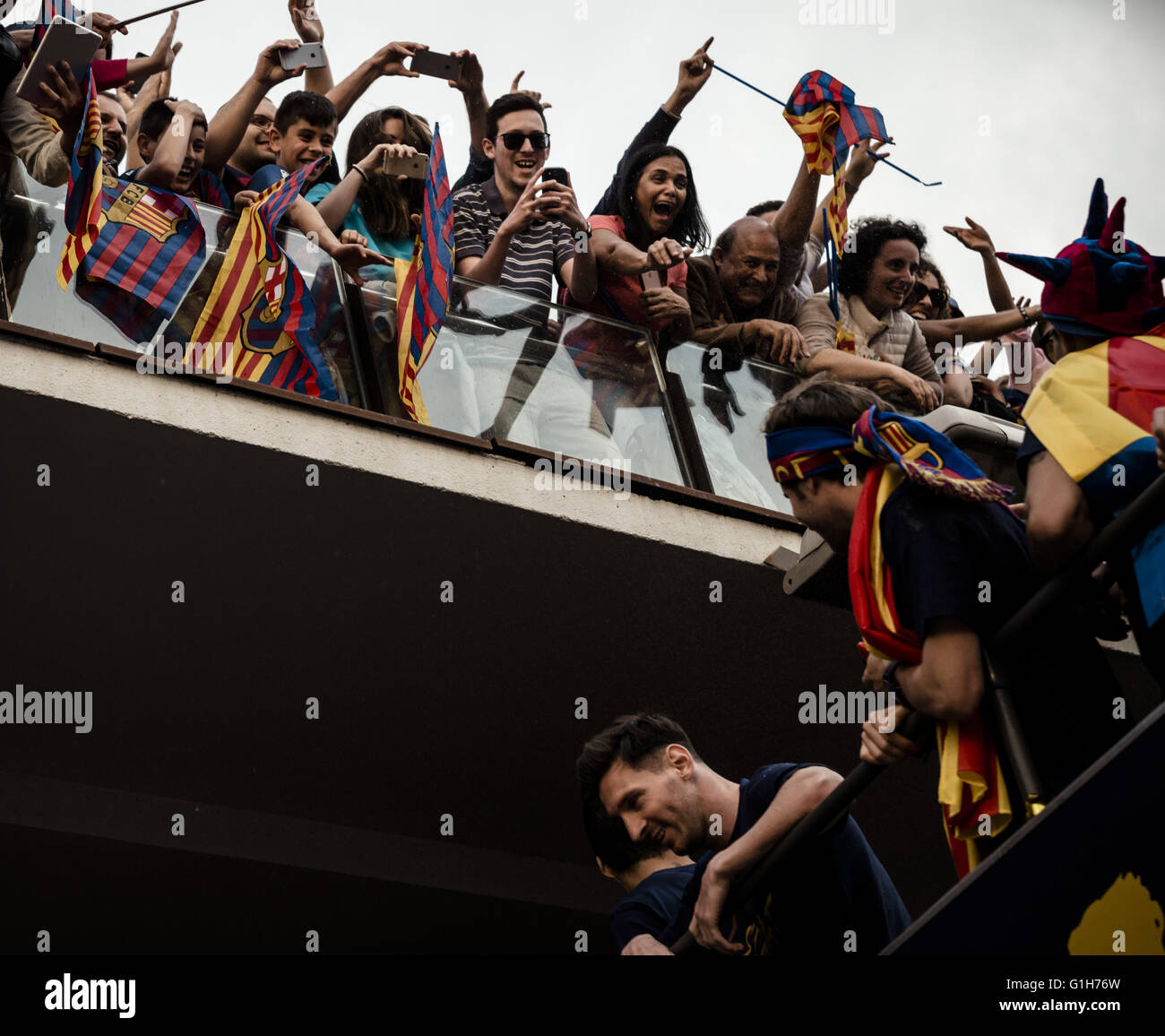 Barcelona, Katalonien, Spanien. 15. Mai 2016. Tausende von "Culés" füllen die Straßen um den FC Barcelona open Top Bus Siegesparade folgen nach dem Gewinn der 24. spanischen Fußball-Meisterschaft in der Vereinsgeschichte Credit: Matthias Oesterle/ZUMA Draht/Alamy Live News Stockfoto