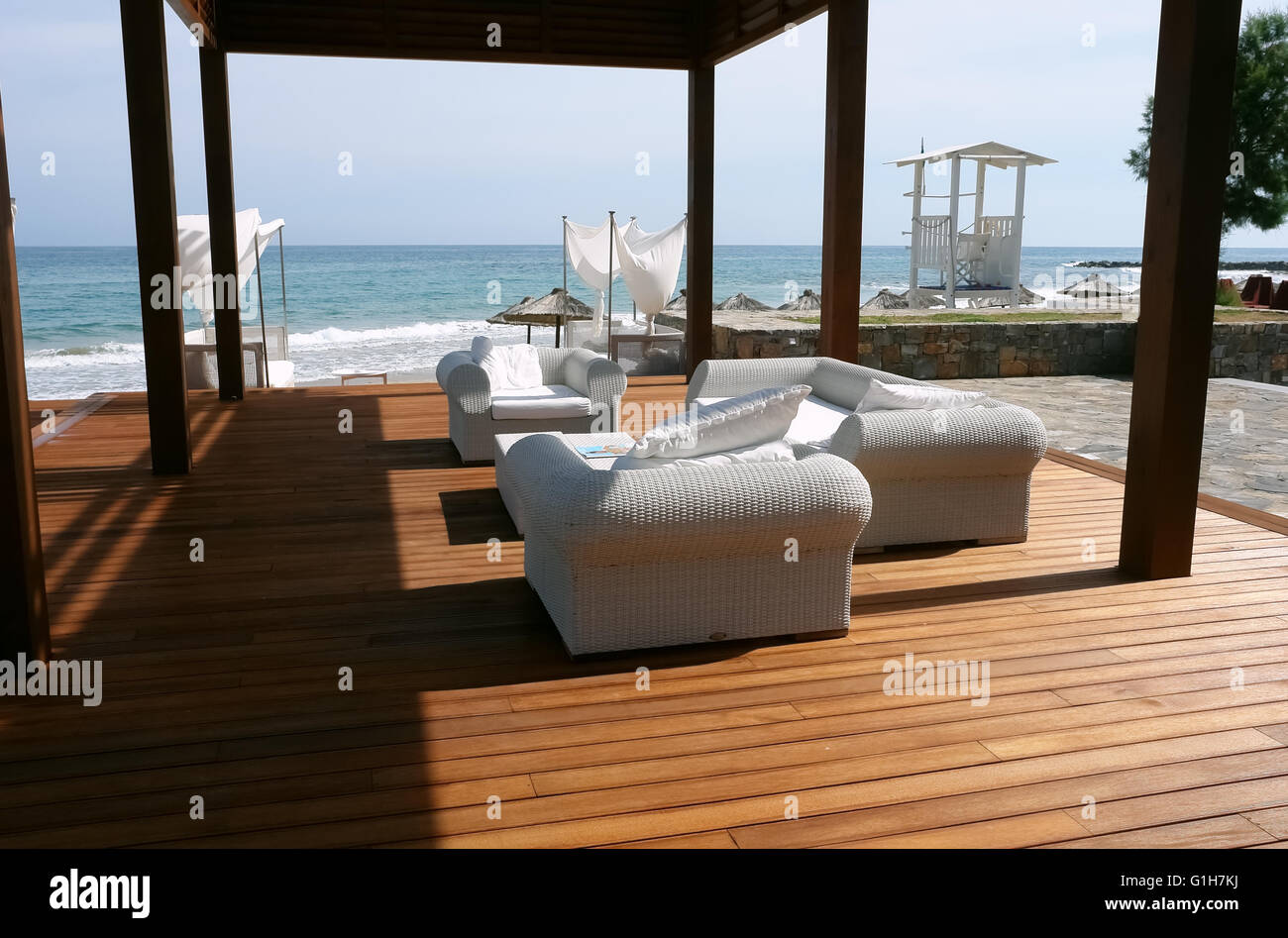 HERAKLION, Kreta, Griechenland - 13. Mai 2014: Der modernen Terrasse mit Sesseln am Strand von Mittelmeer Küste von Kreta. Stockfoto