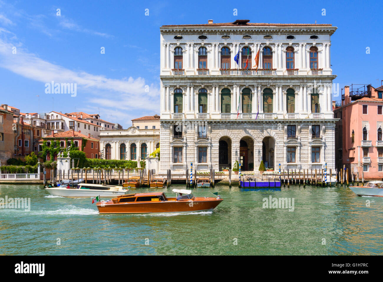 Wassertaxis übergeben die Renaissance Palazzo Corner della Ca' Granda auf den Canal Grande, San Marco, Venedig, Italien Stockfoto