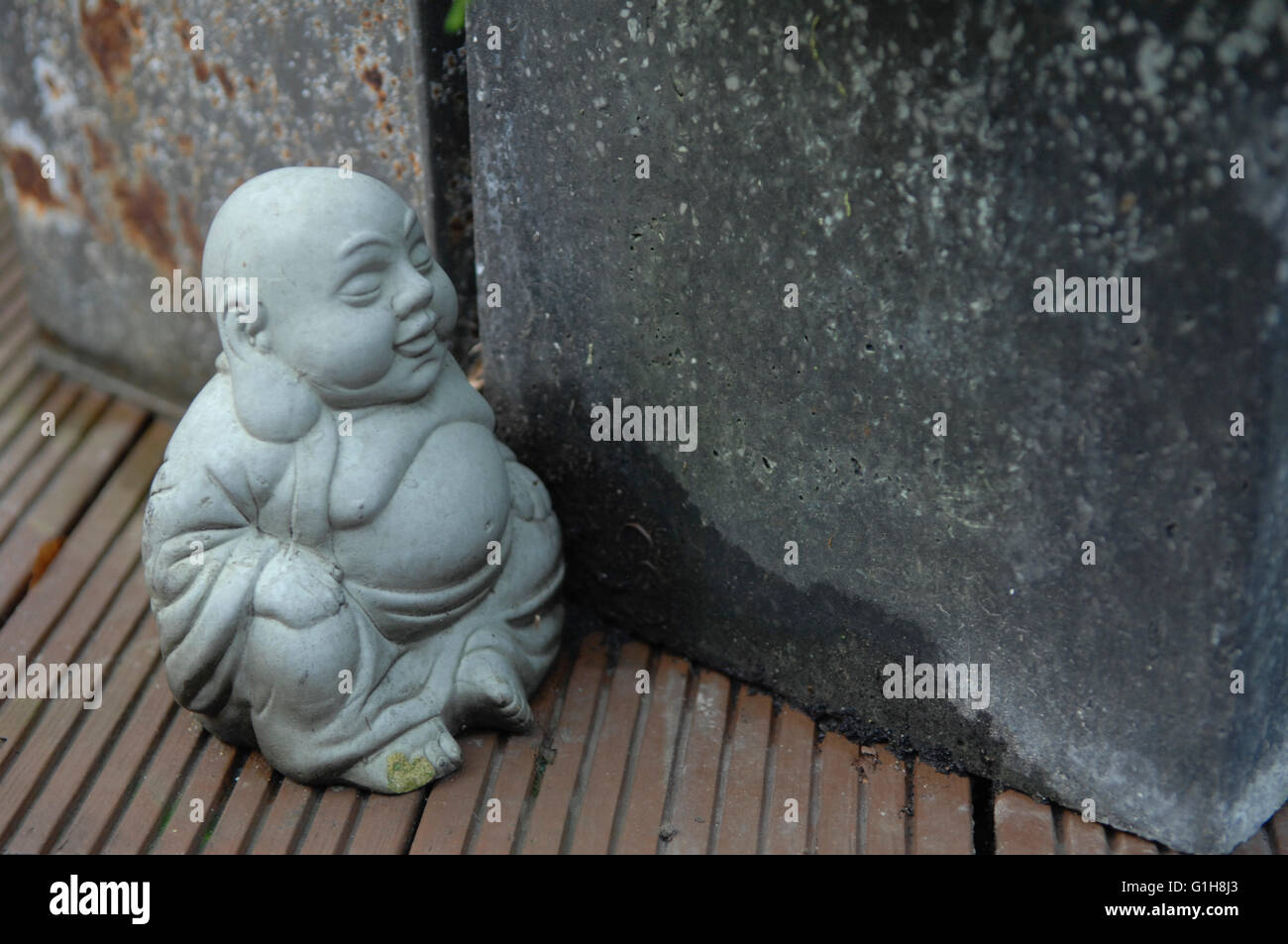 Budda Skulptur saß auf dem Boden in Sandwich - Kent, Großbritannien Stockfoto