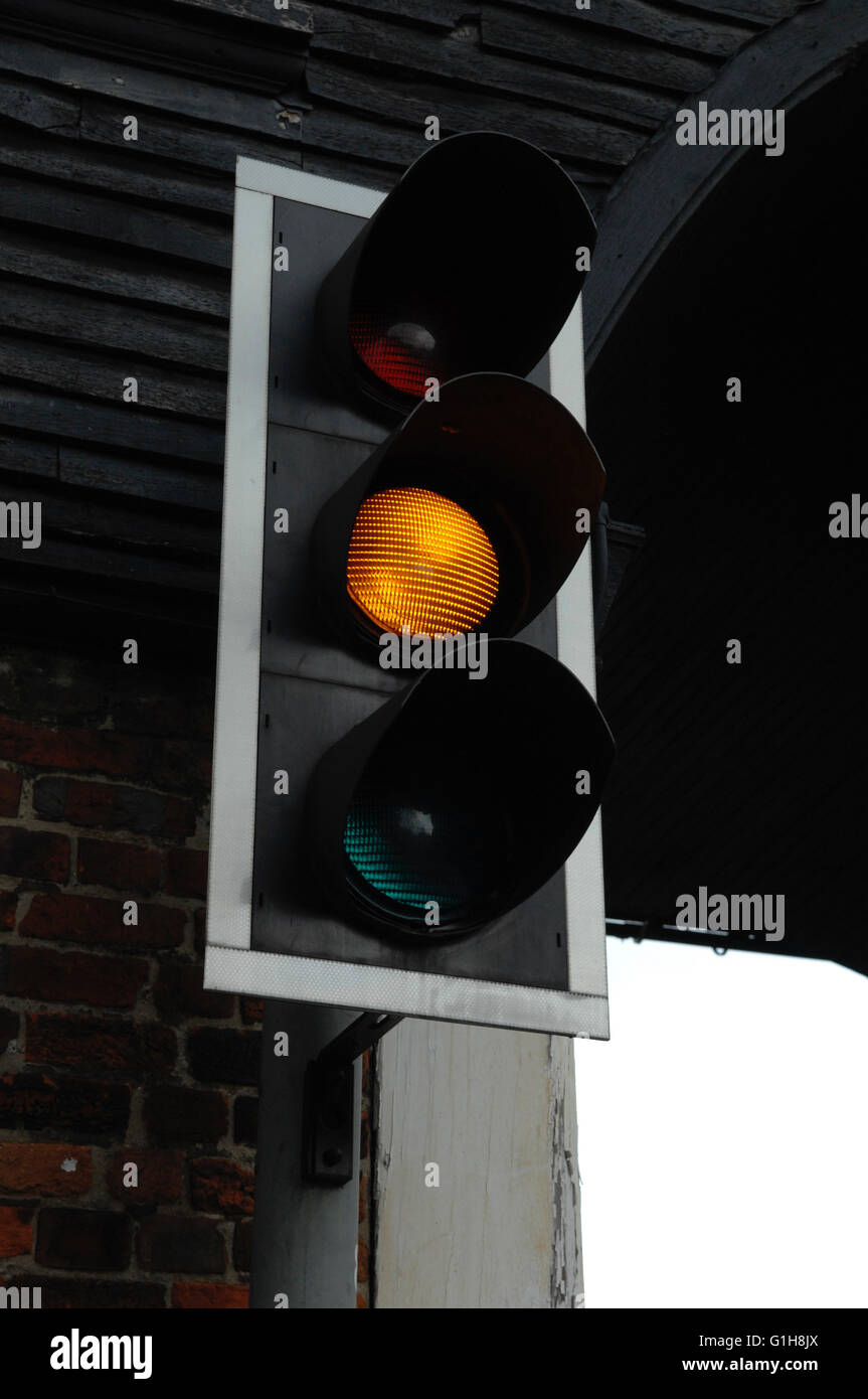 Traffic light zeigt Gelb für Treiber für Stop oder Laufwerk, Sandwich - Kent bereit Stockfoto