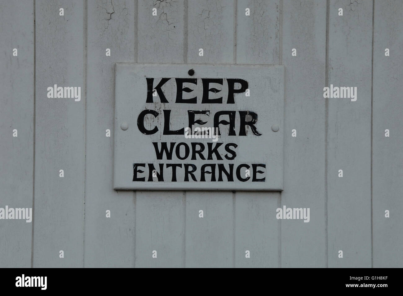 Halten Sie klare Zeichen für Werke Eingang in Sandwich - Kent Stockfoto