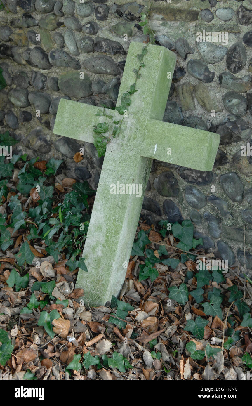 Friedhof, Kreuz, Sandwich, Kent, UK Stockfoto