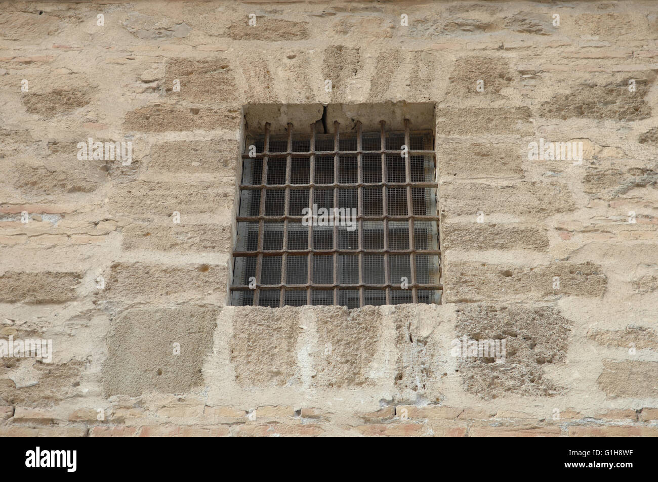 Fenster zur Kathedrale von Malaga mit Metallstangen bewachen - Spanien Stockfoto