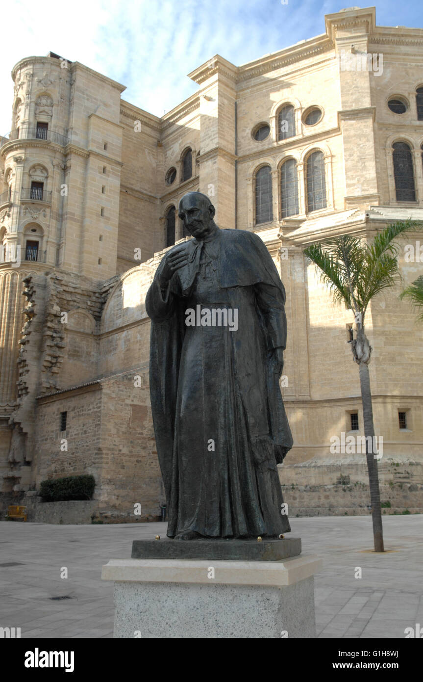 Skulptur eines Bischofs vor Kathedrale Malaga Spanien Stockfoto