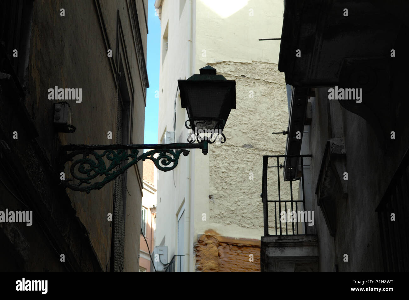 Gasse in Málaga mit Licht hoch Stockfoto