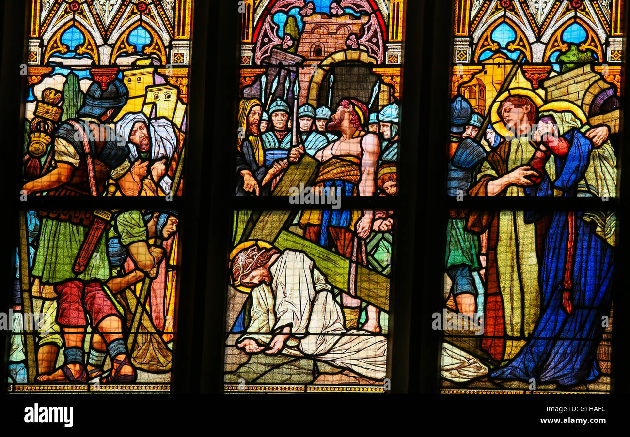 Glasmalerei in der Basilika von Vysehrad in Prag, Tschechische Republik, Darstellung Jesu Christi an der Via Dolorosa Stockfoto
