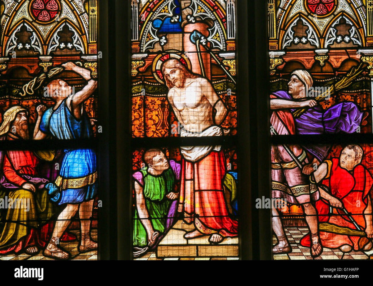 Glasmalerei in der Basilika von Vysehrad in Prag, Tschechische Republik, die Geißelung Christi Stockfoto