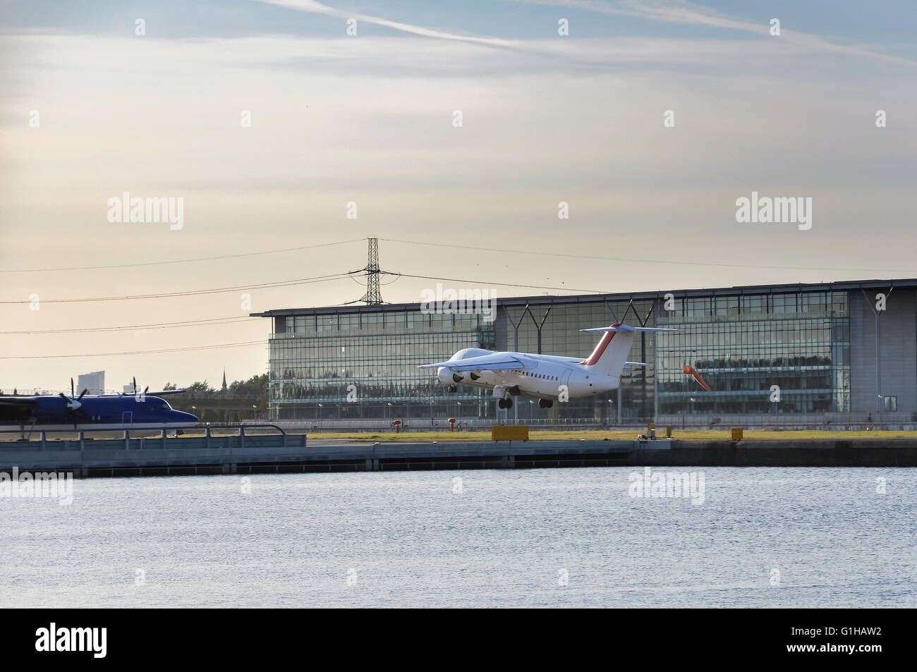 Blick auf ein Flugzeug abheben von der London City Airport, UK Stockfoto