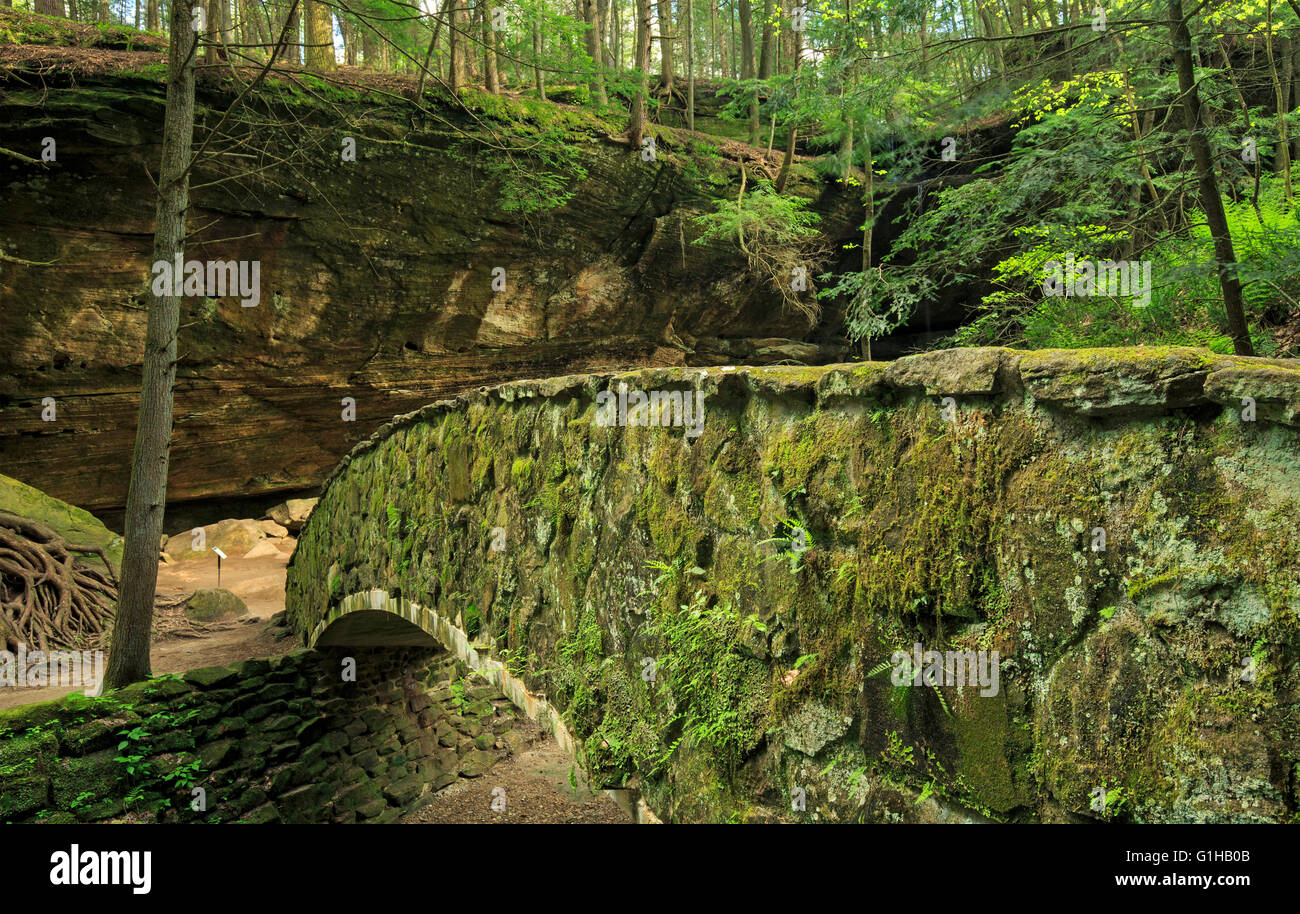 Gewölbte Steinbrücke in Hocking Hills State Park, Ohio (alten Mannes Cave Bereich). Stockfoto