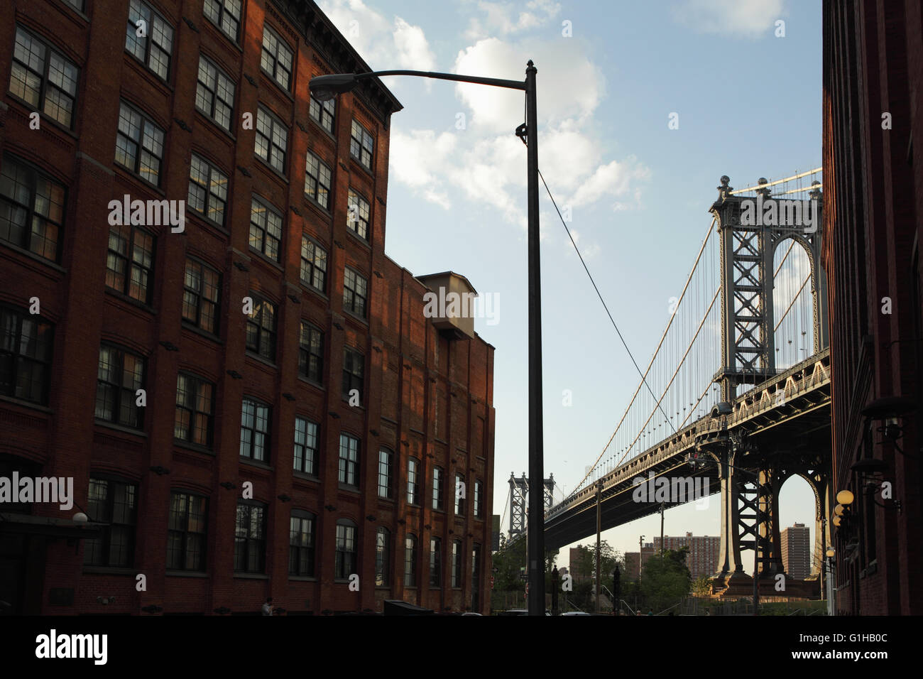 Sehen Sie aus der Mitte Washington Street in DUMBO, Brooklyn, Manhattan Bridge und umliegenden Loft Gebäude. Stockfoto