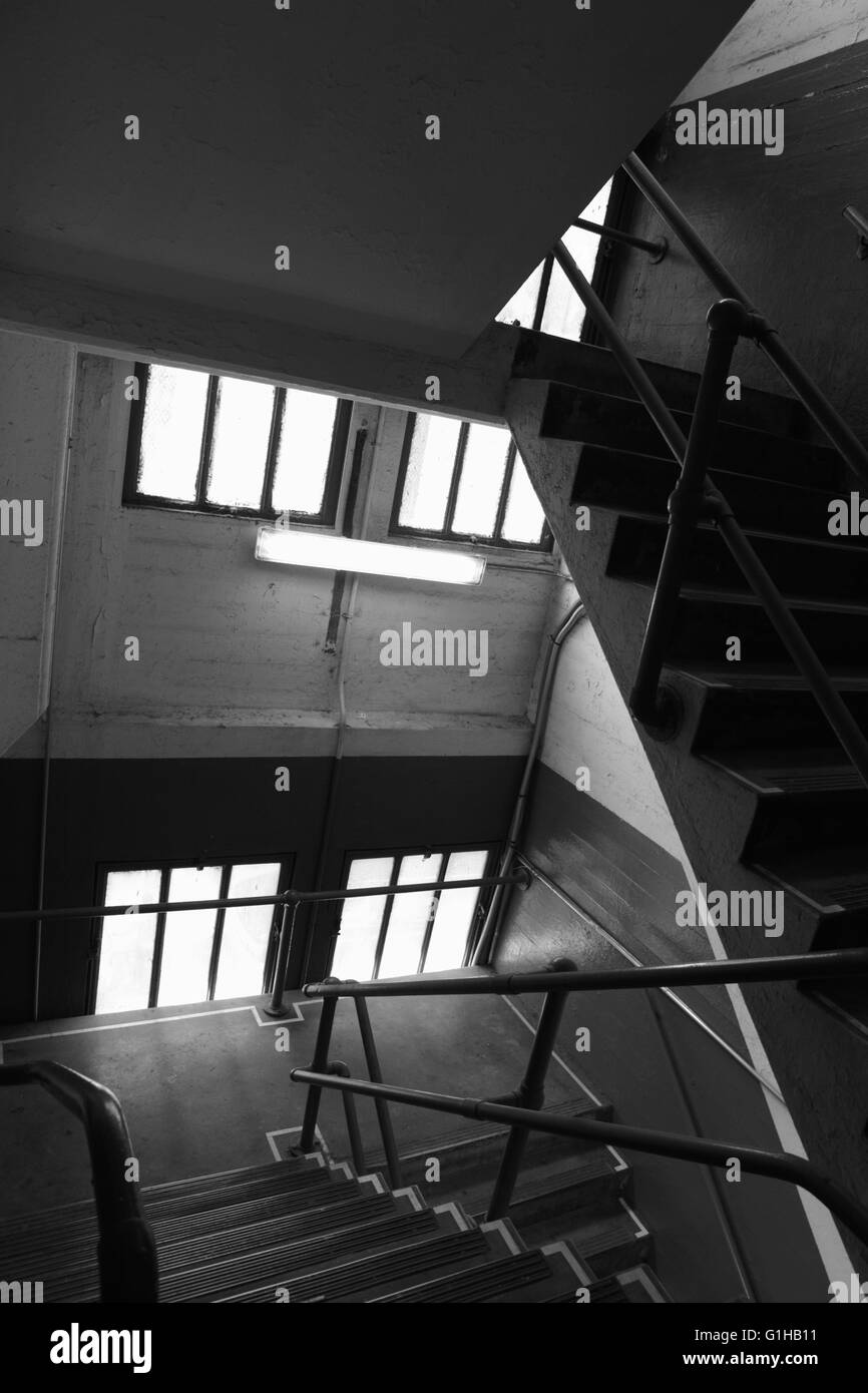 Treppenhaus in einem alten Beton Industriegebäude mit ...