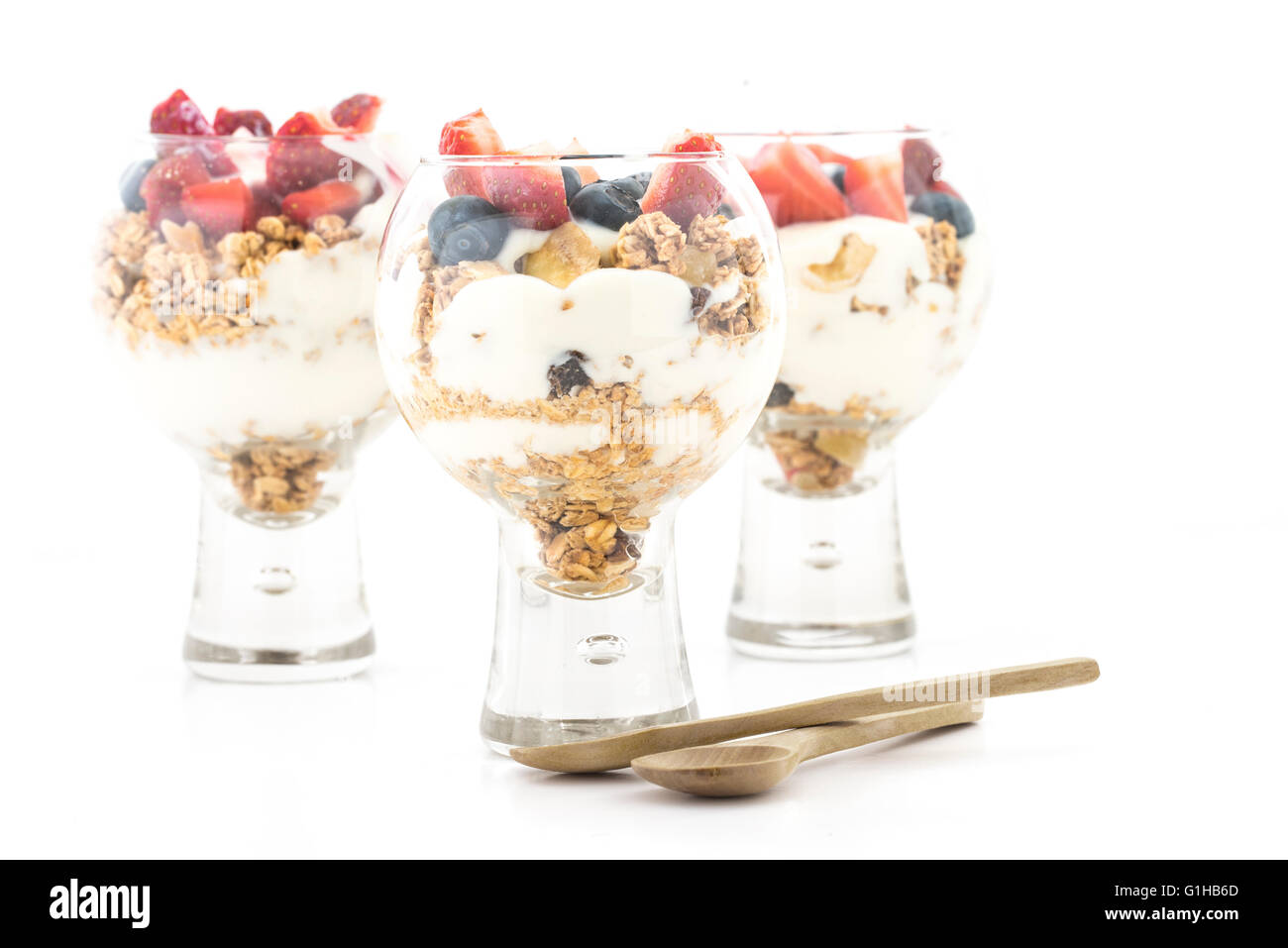 Joghurt-Müsli und Obst Parfaits auf weißem Hintergrund Stockfoto