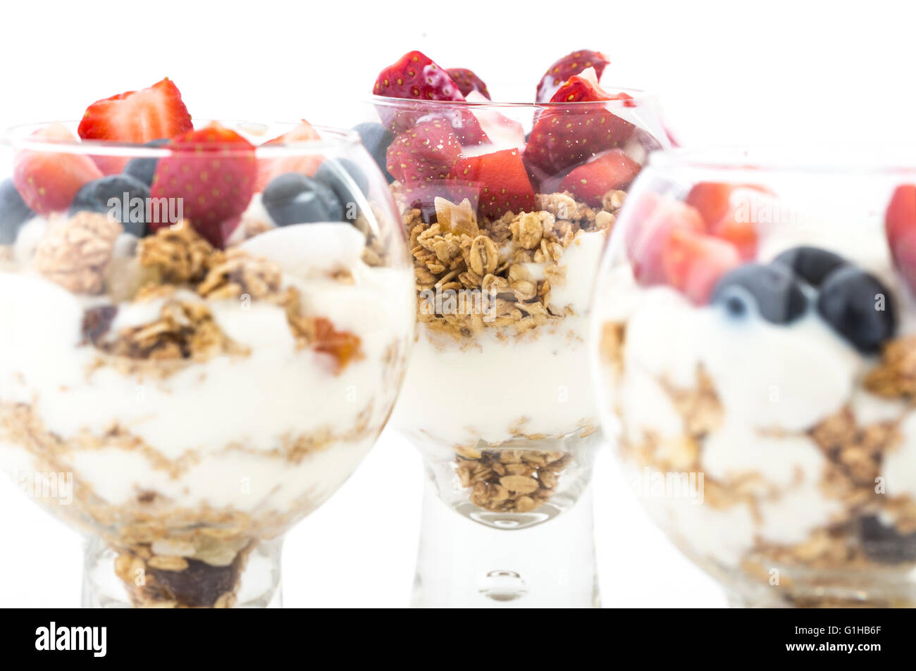 Joghurt-Müsli und Obst Parfaits auf weißem Hintergrund Stockfoto