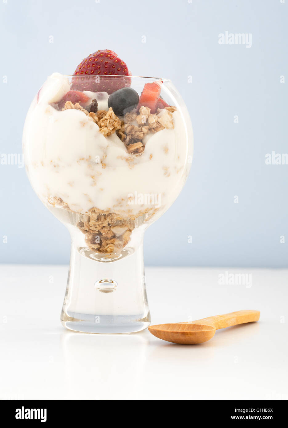 Joghurt-Müsli und Obst Parfaits auf einem weiß-blauen Hintergrund Stockfoto