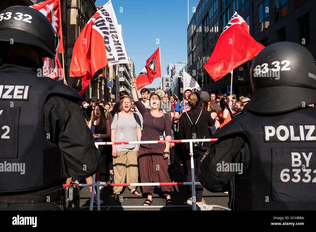 Pro-Flüchtling, pro Einwanderung linke Demonstranten inszenieren Zähler Protest gegen rechtsextreme Demonstranten in Berlin am 7. Ma Stockfoto