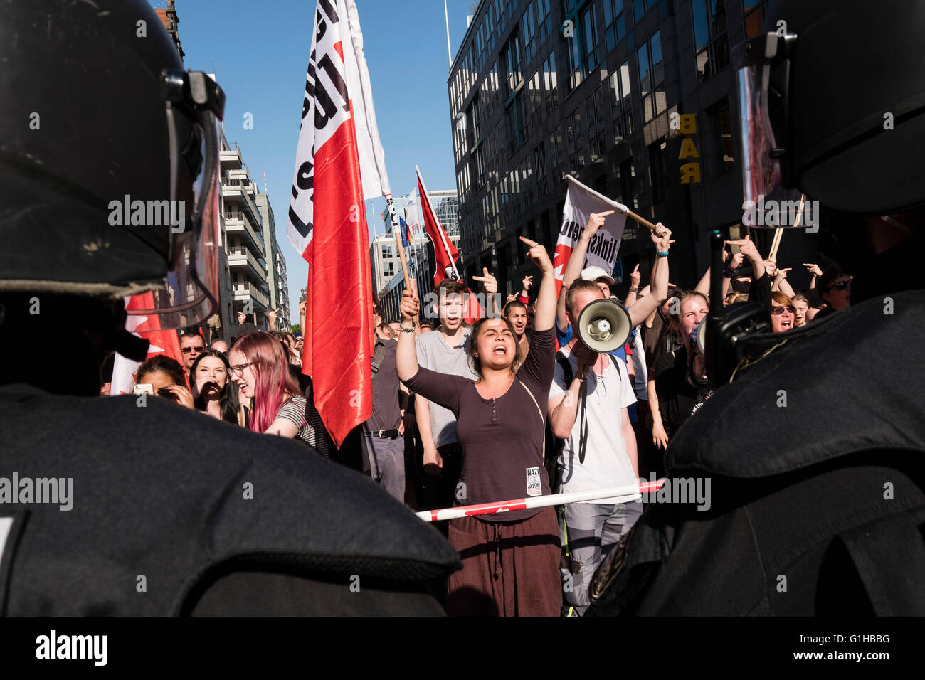 Pro-Flüchtling, pro Einwanderung linke Demonstranten inszenieren Zähler Protest gegen rechtsextreme Demonstranten in Berlin am 7. Ma Stockfoto