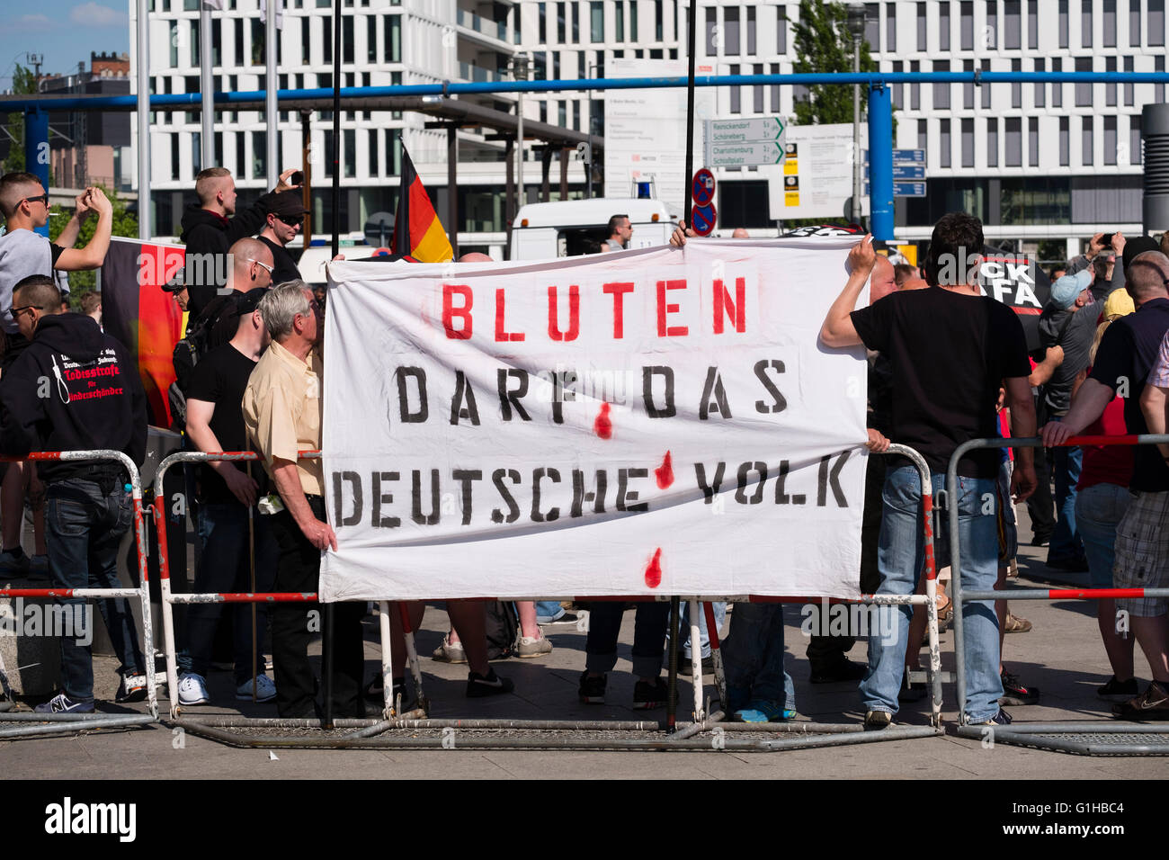 Rechtsextreme Demonstranten protestieren gegen den Islam, Flüchtlinge und Angela Merkel in Berlin Stockfoto