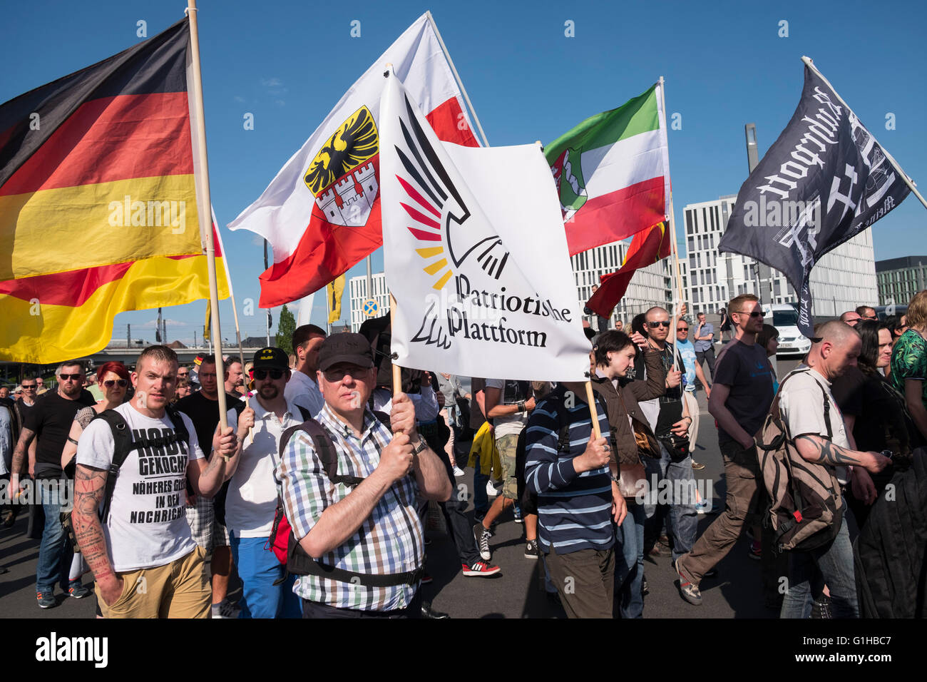 Rechtsextreme Demonstranten protestieren gegen den Islam, Flüchtlinge und Angela Merkel in Berlin Stockfoto