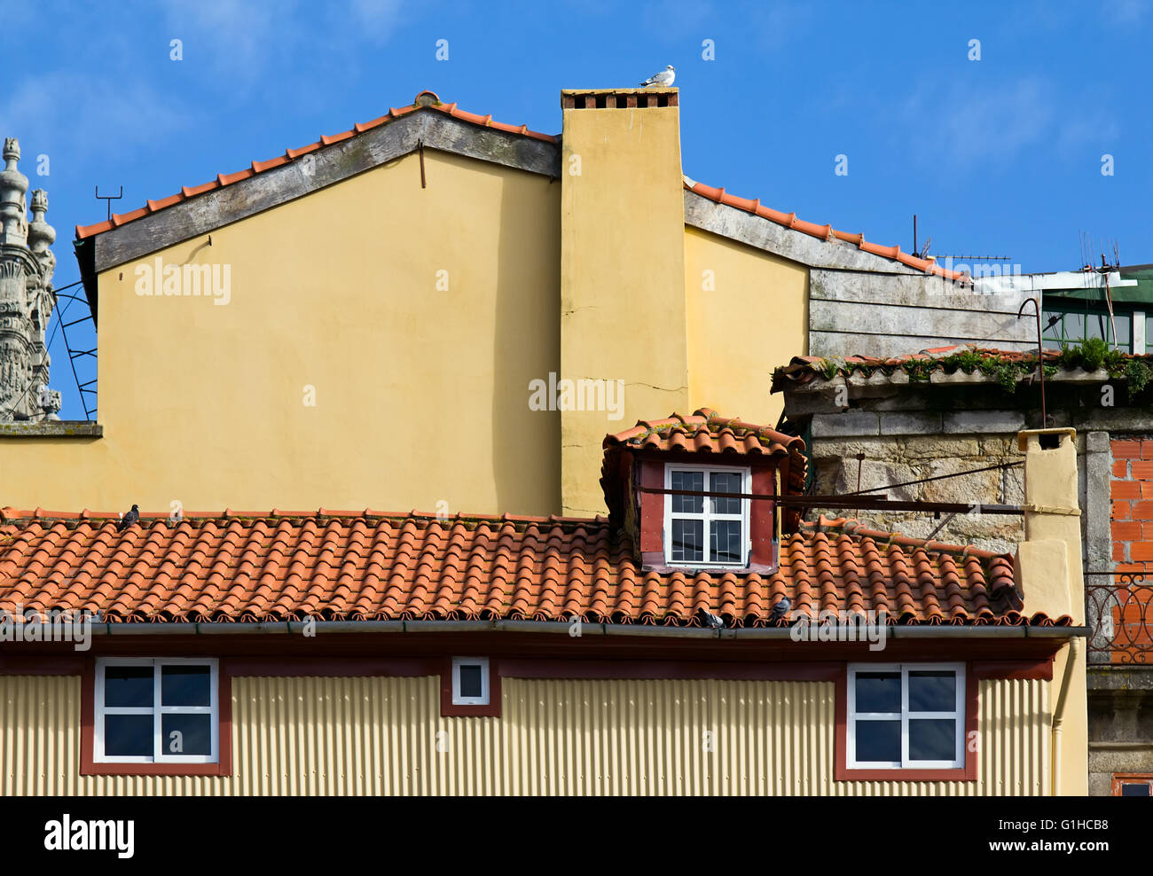 Fragmente der alten Fassade mit roten Dächern in Porto, Portugal Stockfoto