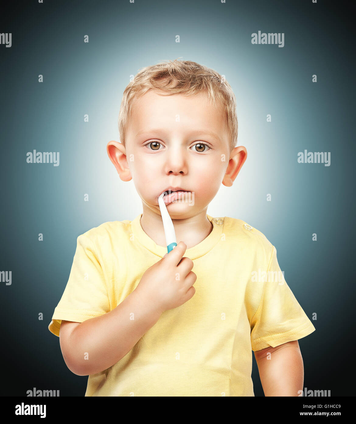 Kind mit Zahnbürste feinen Porträt Stockfoto