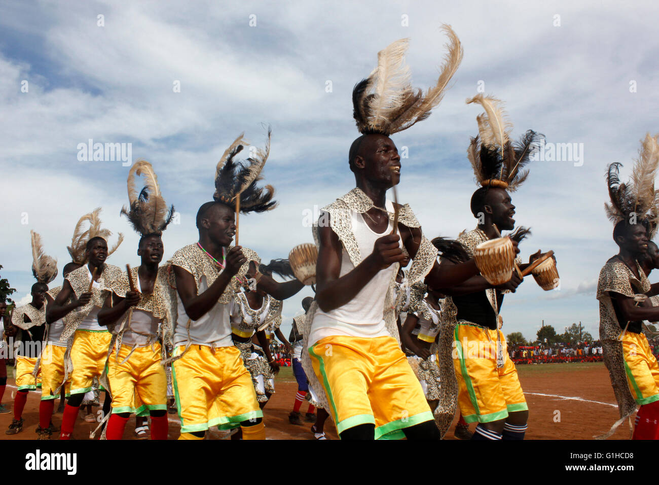 Traditionelle Tänzer unterhalten die Gäste in Uganda, Kampala. Musik und Tanz sind sehr wichtige Elemente der afrikanischen Gesellschaft. Stockfoto