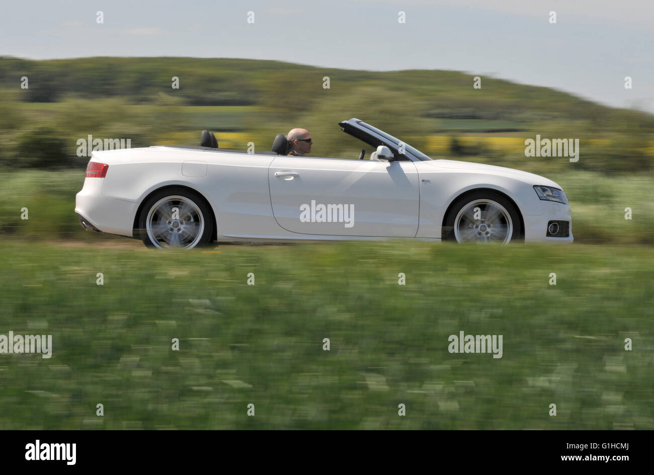 2009 Audi A5 Cabrio V6 TDi Diesel fahren oben nach unten in das Land Stockfoto