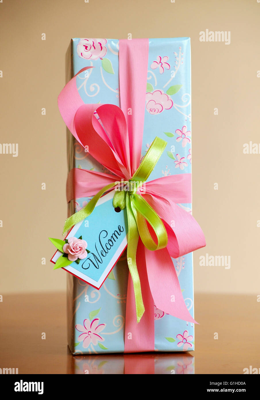 Eine verpackte Geschenkbox mit welcome card Stockfoto