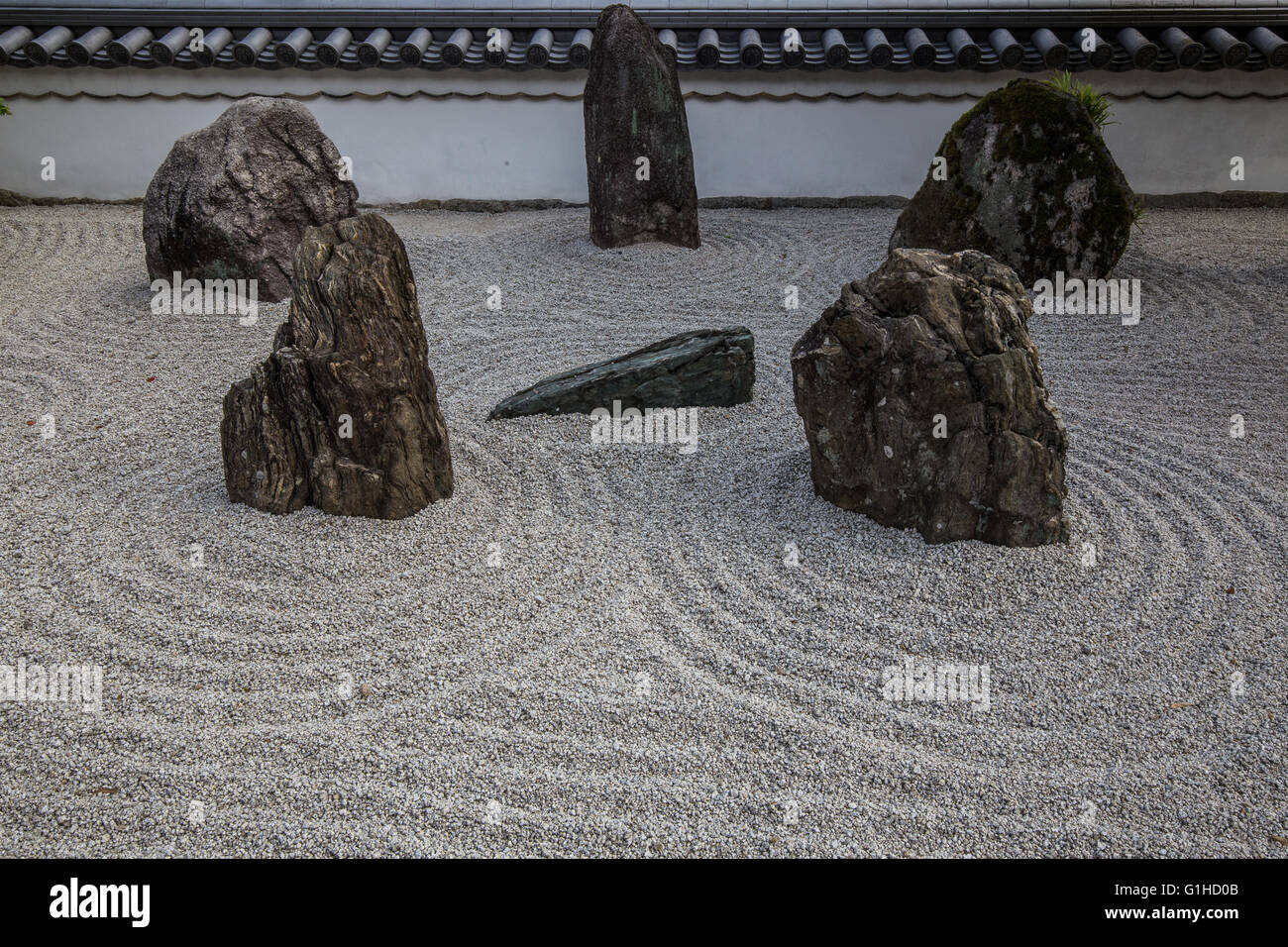 Komyozenji Garten besteht aus geharkt Kies und fünfzehn Steinen angeordnet, um die Kanji-Zeichen für Herz bilden Stockfoto